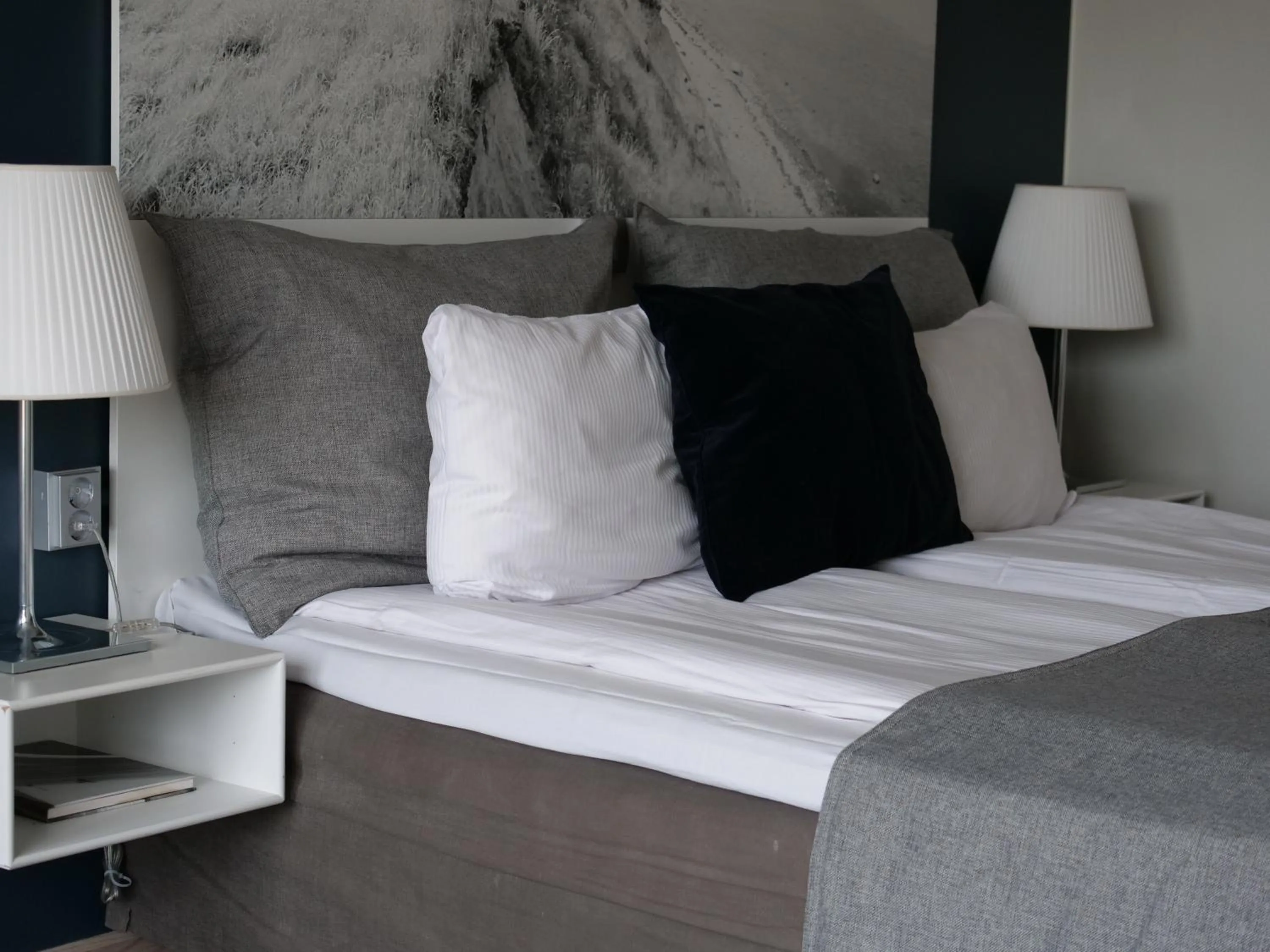 Bedroom, Bed in Clarion Hotel Sign