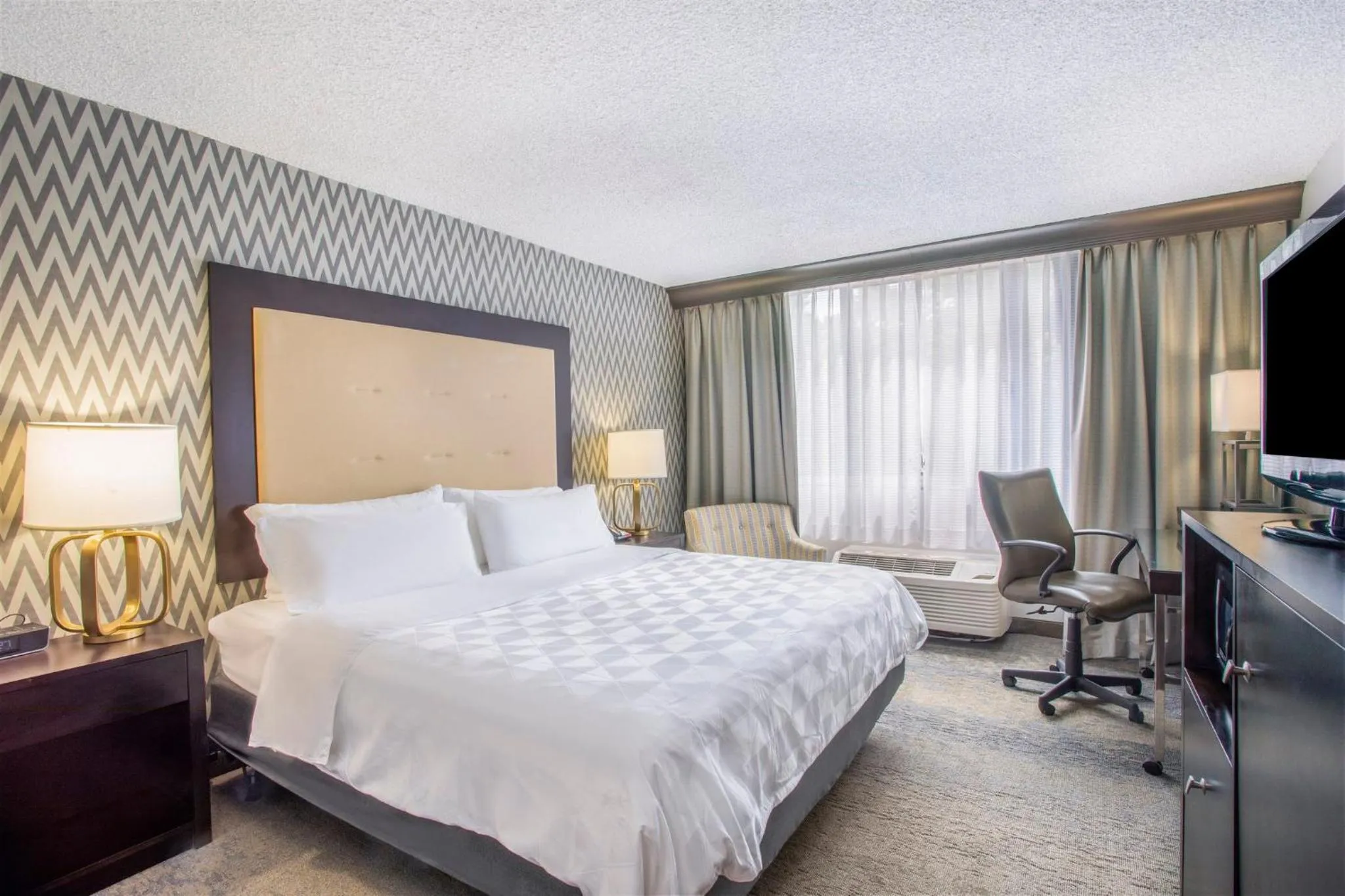 Photo of the whole room, Bed in Holiday Inn & Suites Parsippany Fairfield by IHG