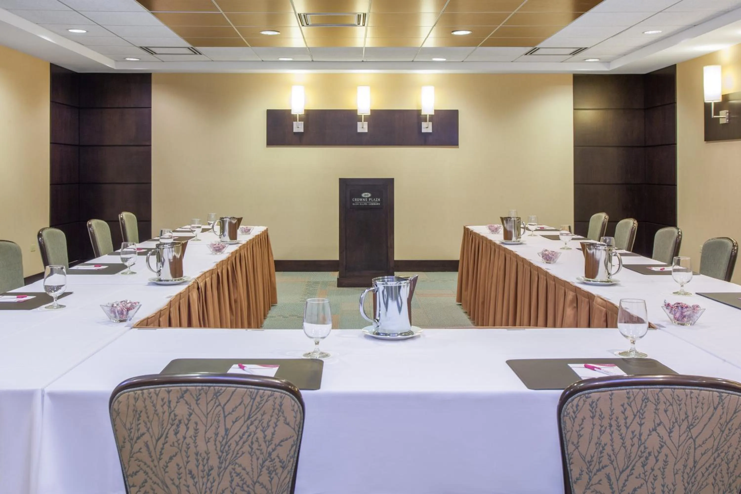 Meeting/conference room in Crowne Plaza Hotel Glen Ellyn/Lombard by IHG