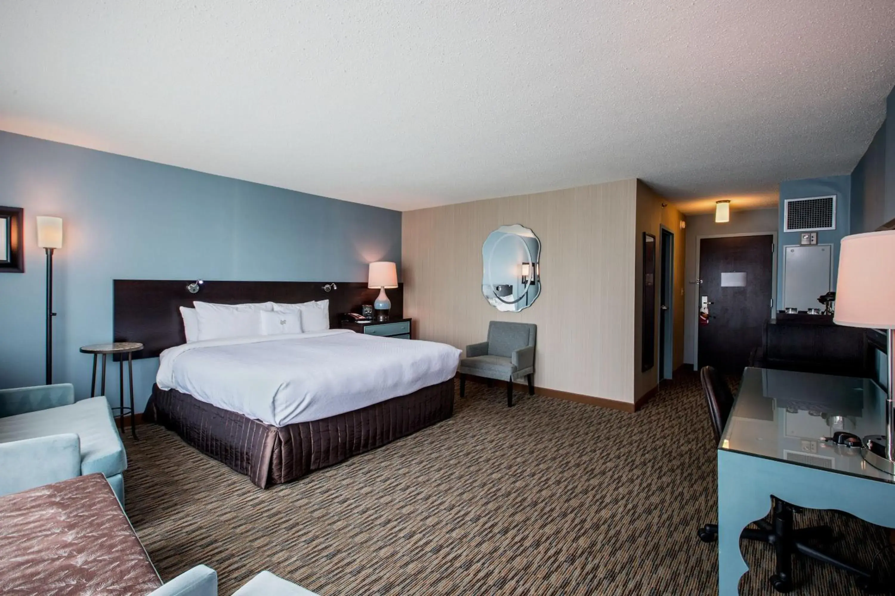 Photo of the whole room, Bed in Crowne Plaza Hotel Glen Ellyn/Lombard by IHG Photo of the whole room, Bed in Crowne Plaza Hotel Glen Ellyn/Lombard by IHG