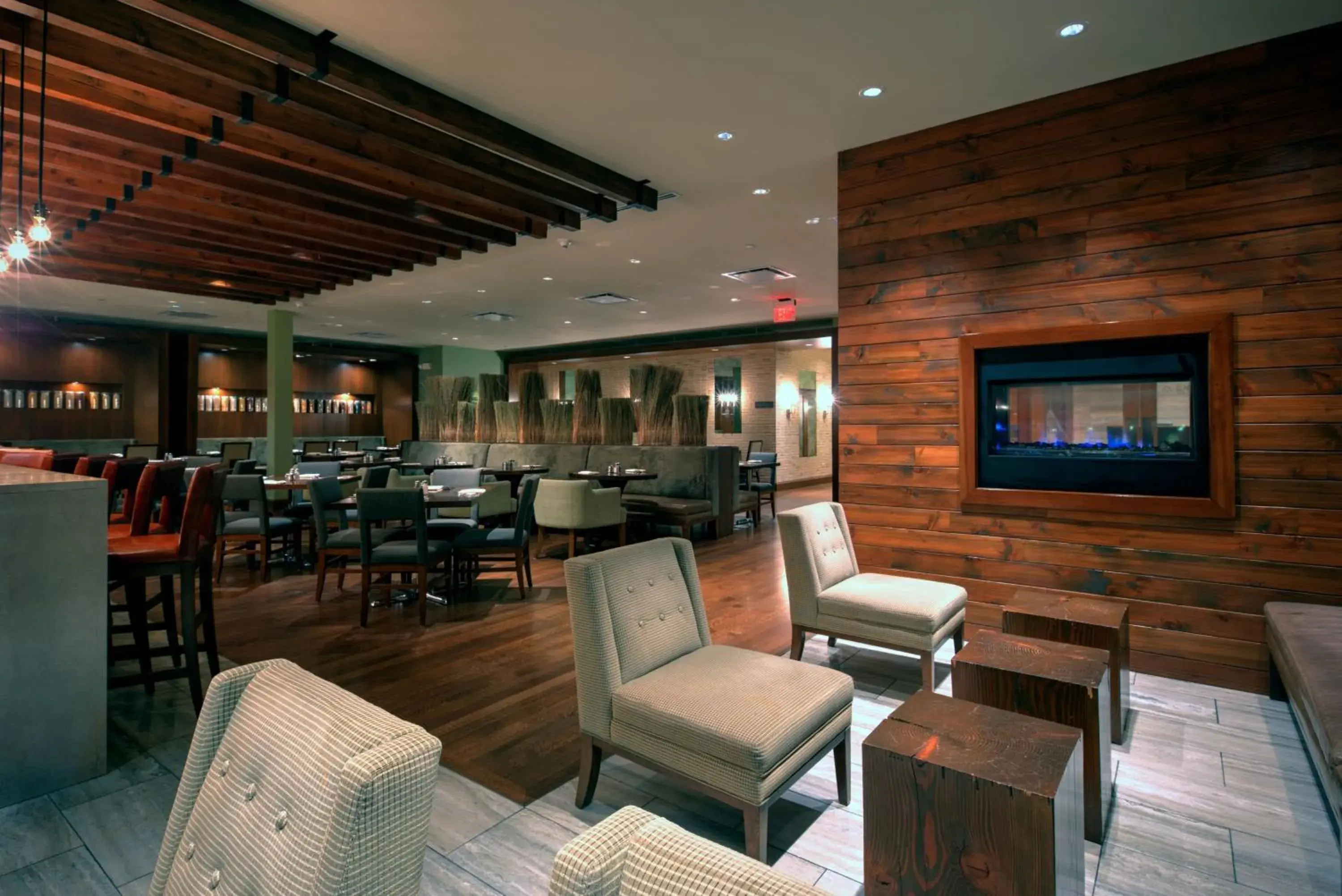Lounge or bar in Crowne Plaza Hotel Glen Ellyn/Lombard by IHG Lounge or bar in Crowne Plaza Hotel Glen Ellyn/Lombard by IHG