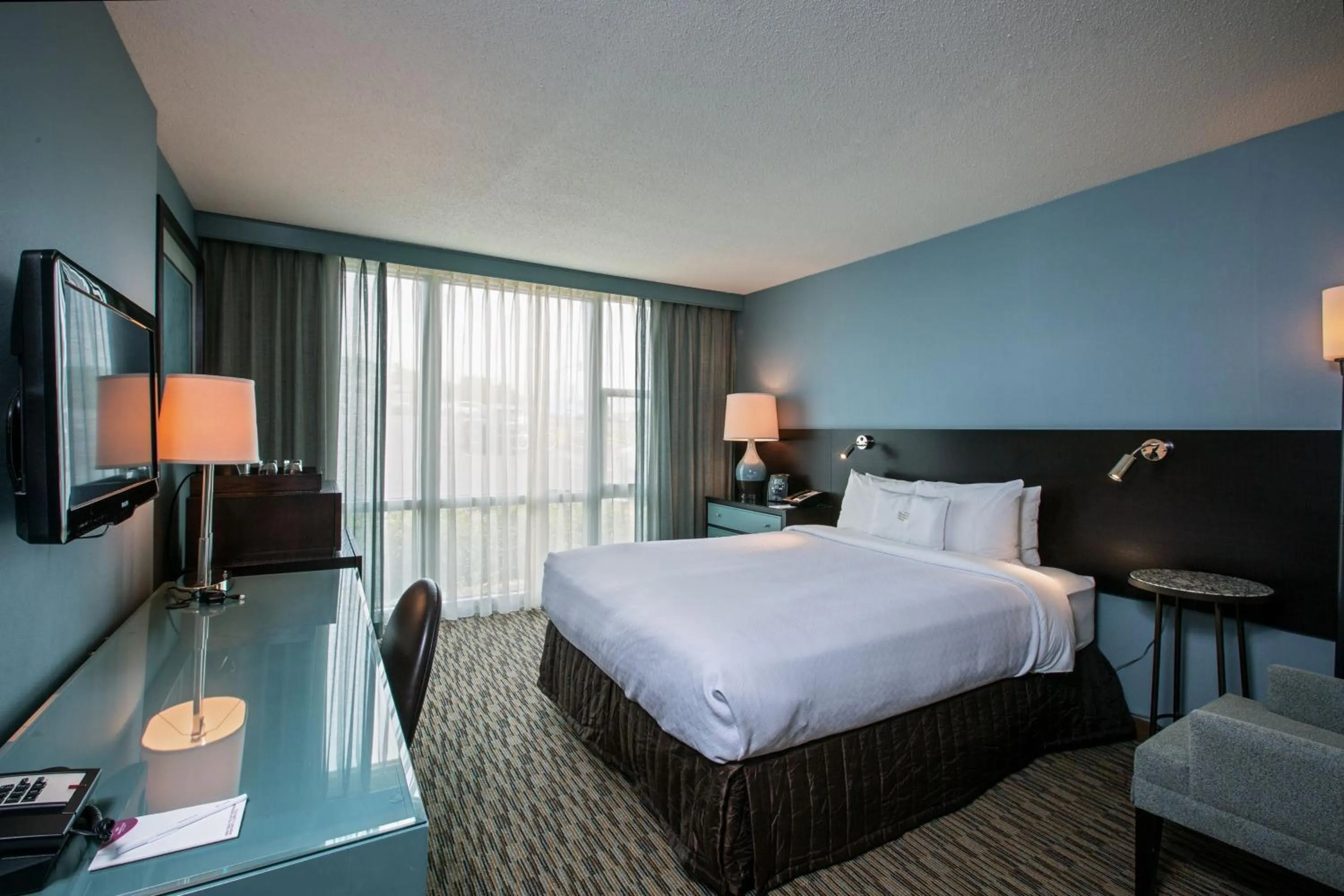 Photo of the whole room, Bed in Crowne Plaza Hotel Glen Ellyn/Lombard by IHG