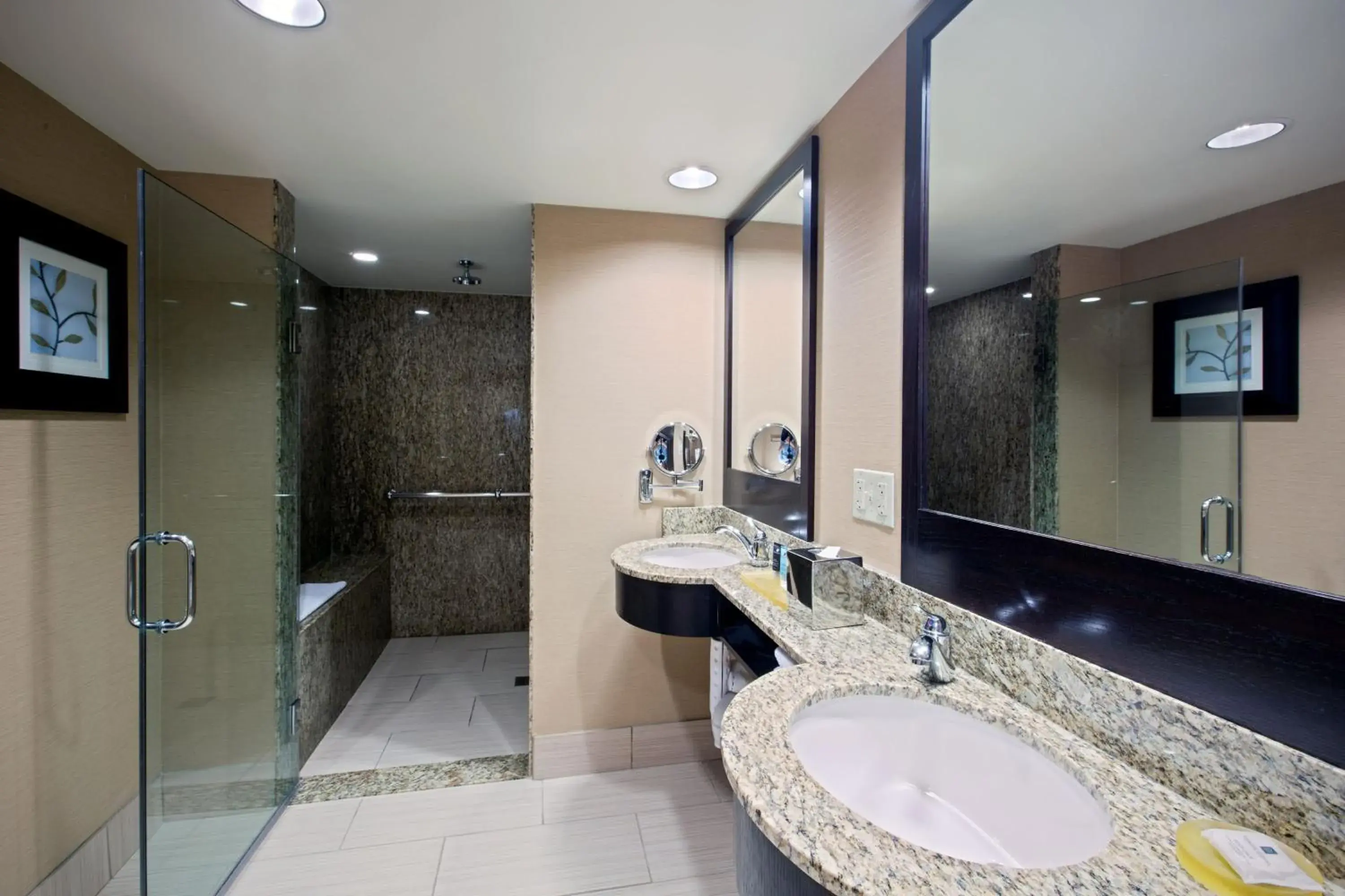 Bedroom in Crowne Plaza Hotel Glen Ellyn/Lombard by IHG Bedroom in Crowne Plaza Hotel Glen Ellyn/Lombard by IHG