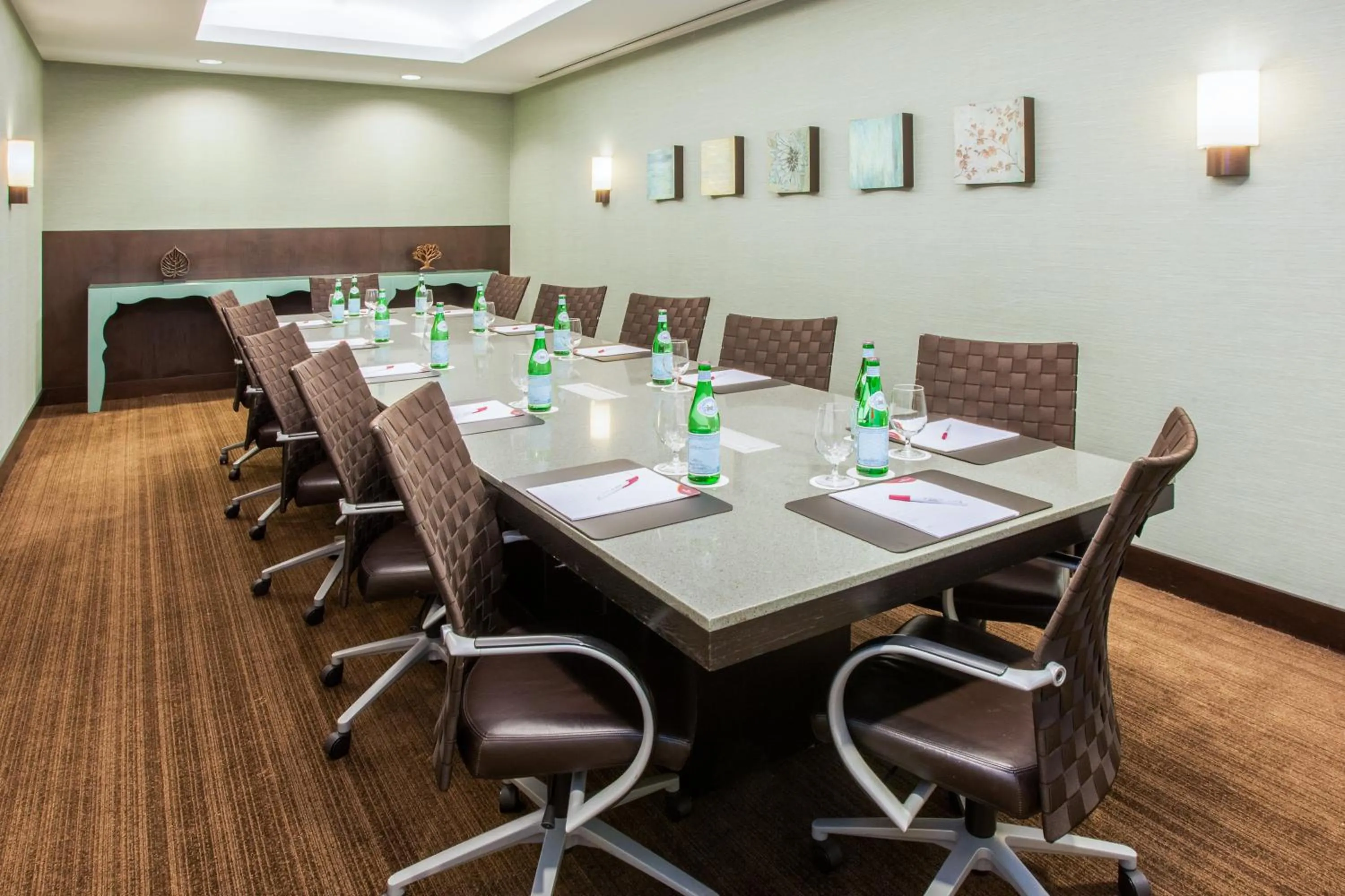 Meeting/conference room in Crowne Plaza Hotel Glen Ellyn/Lombard by IHG