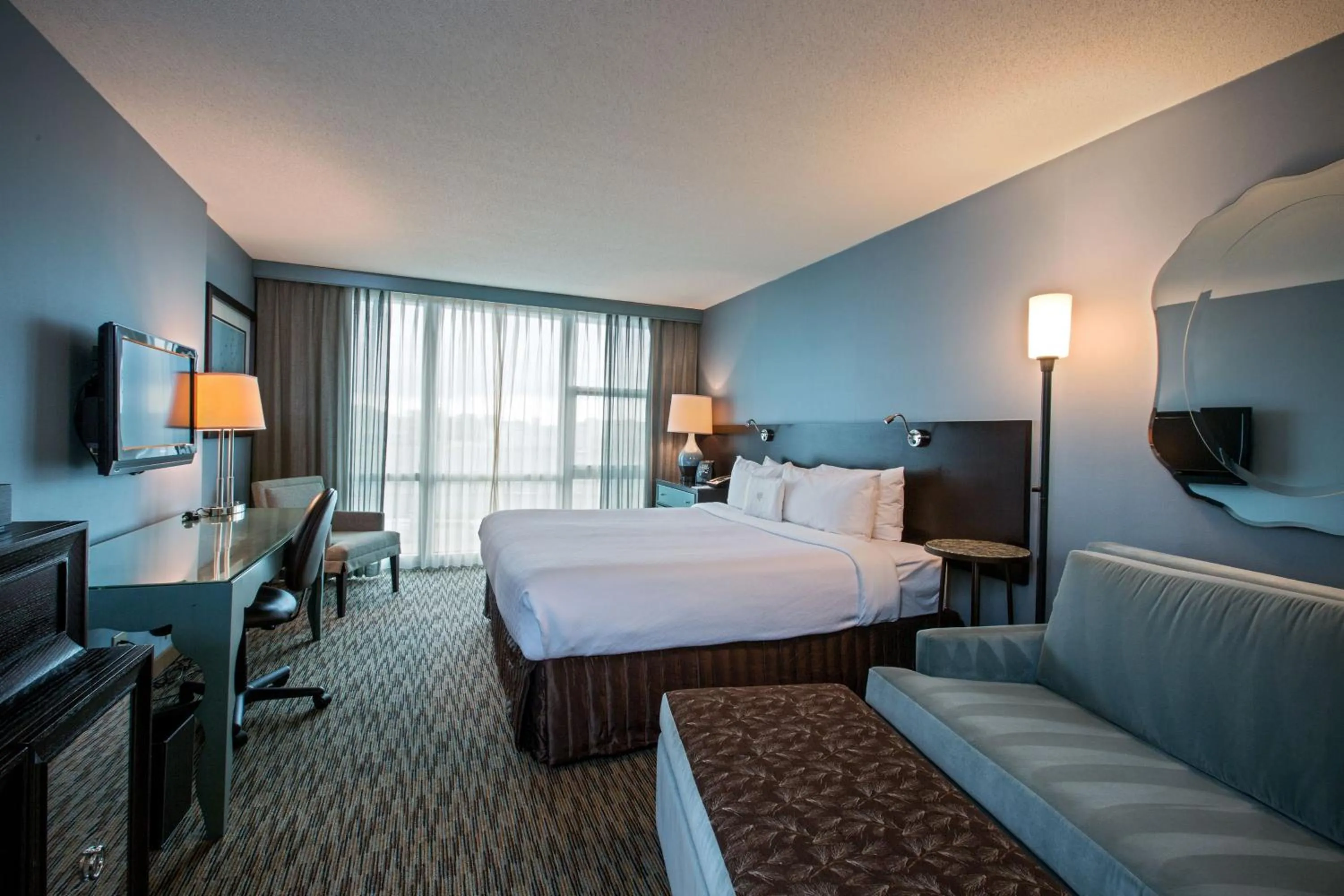Photo of the whole room, Bed in Crowne Plaza Hotel Glen Ellyn/Lombard by IHG