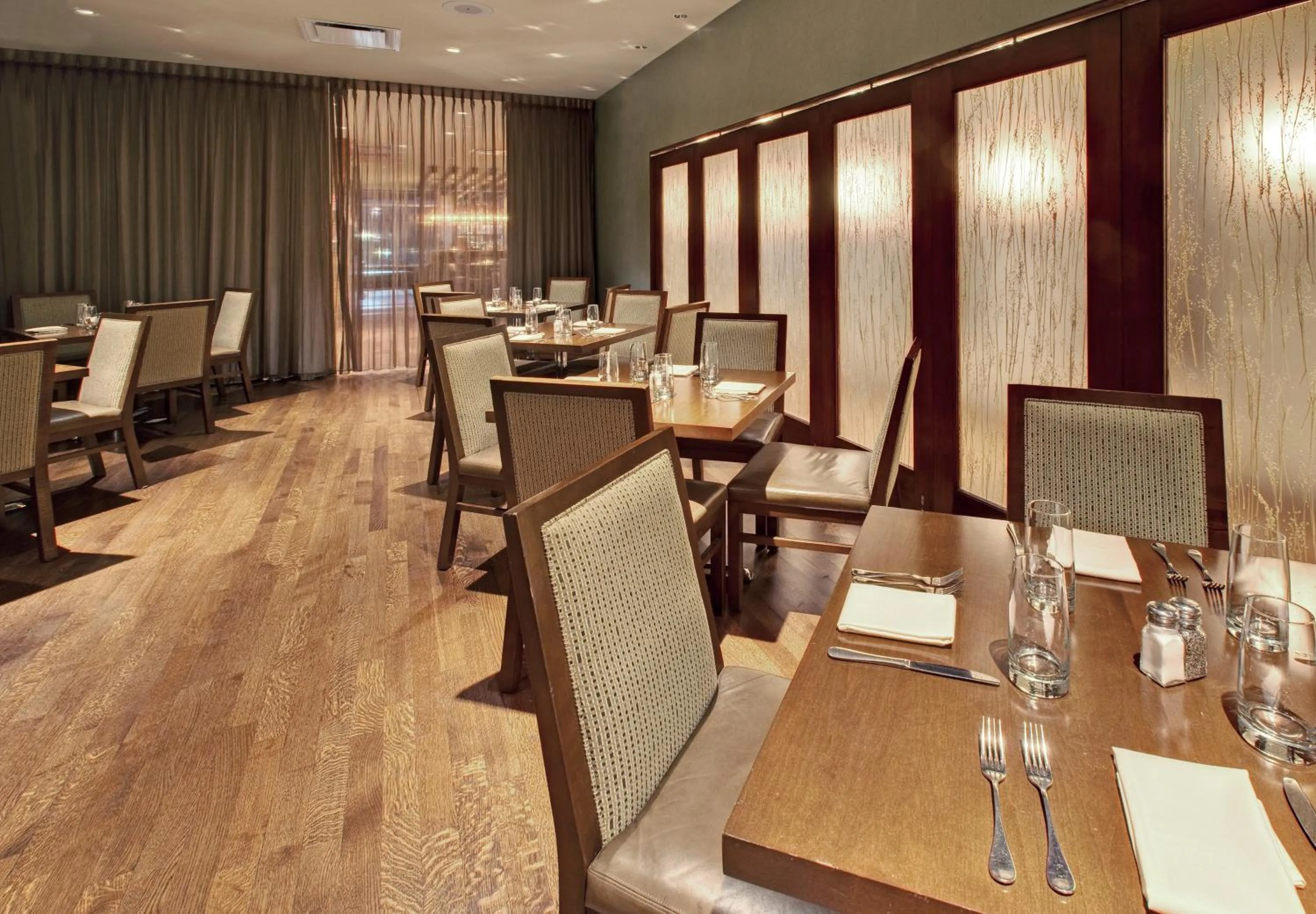 Restaurant/places to eat in Crowne Plaza Hotel Glen Ellyn/Lombard by IHG