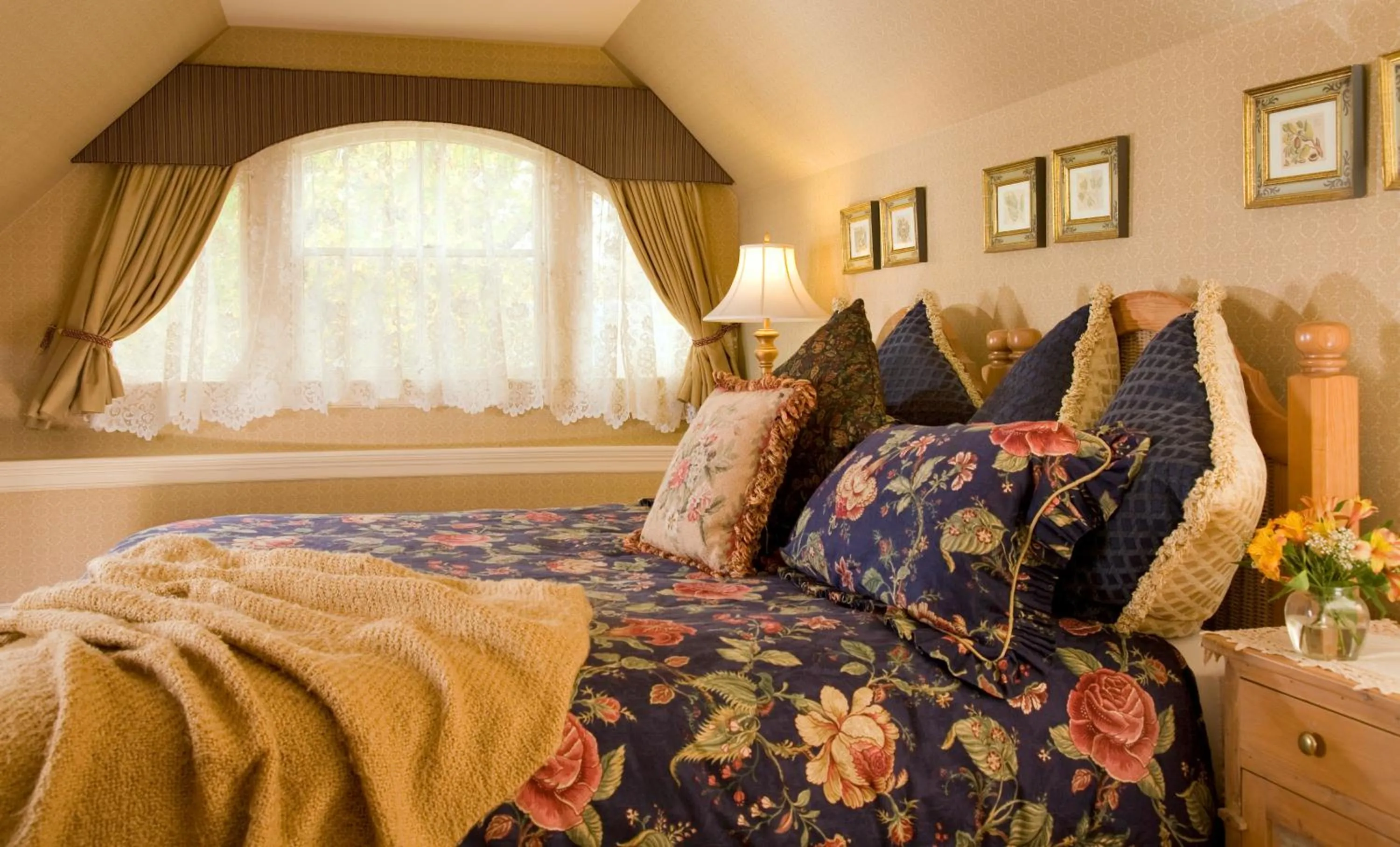 Deluxe King Room in Berry Manor Inn