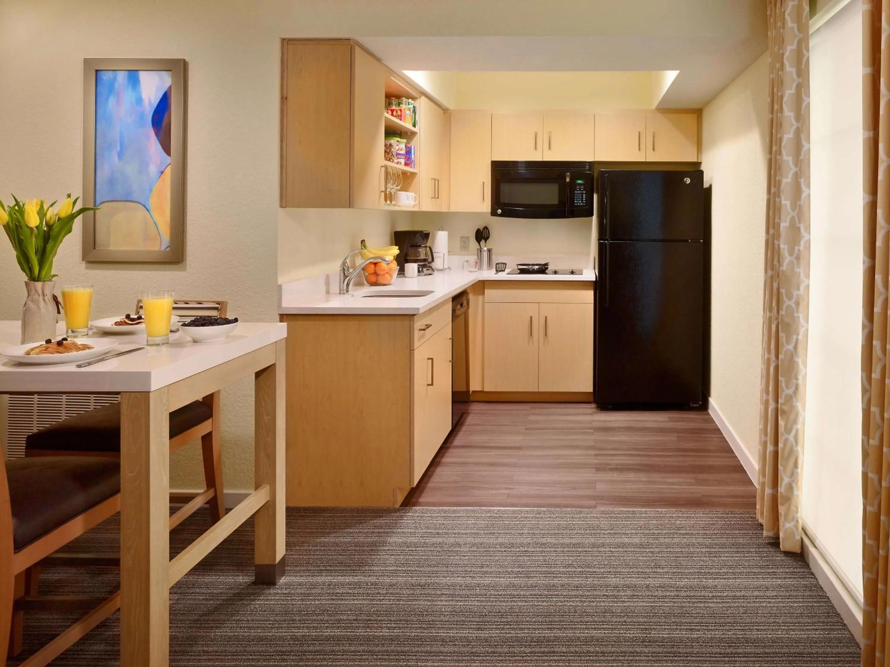 Kitchen or kitchenette in Sonesta ES Suites Somerset