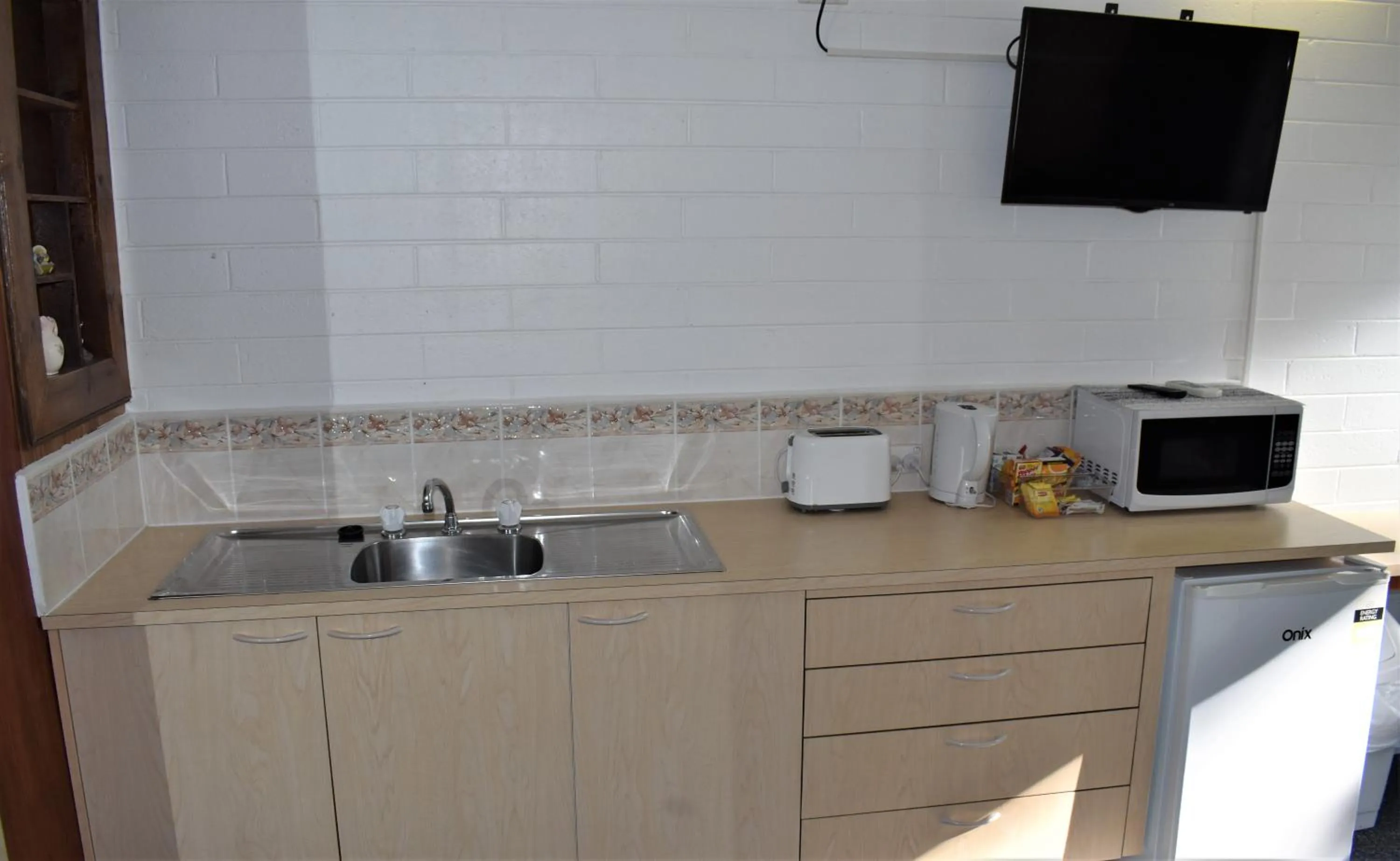 Kitchen or kitchenette in Ship Inn Motel Yarram