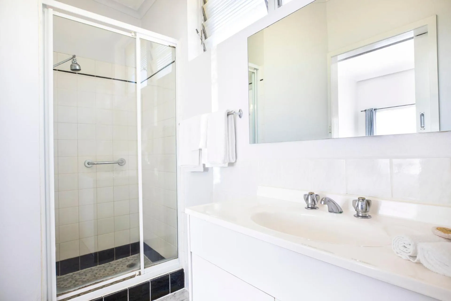 Bathroom in Ship Inn Motel Yarram