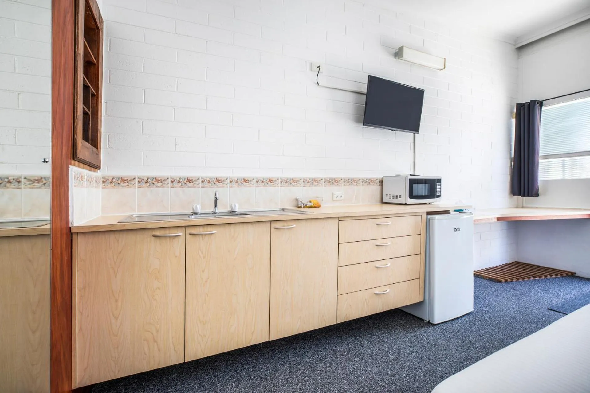 Kitchen or kitchenette in Ship Inn Motel Yarram