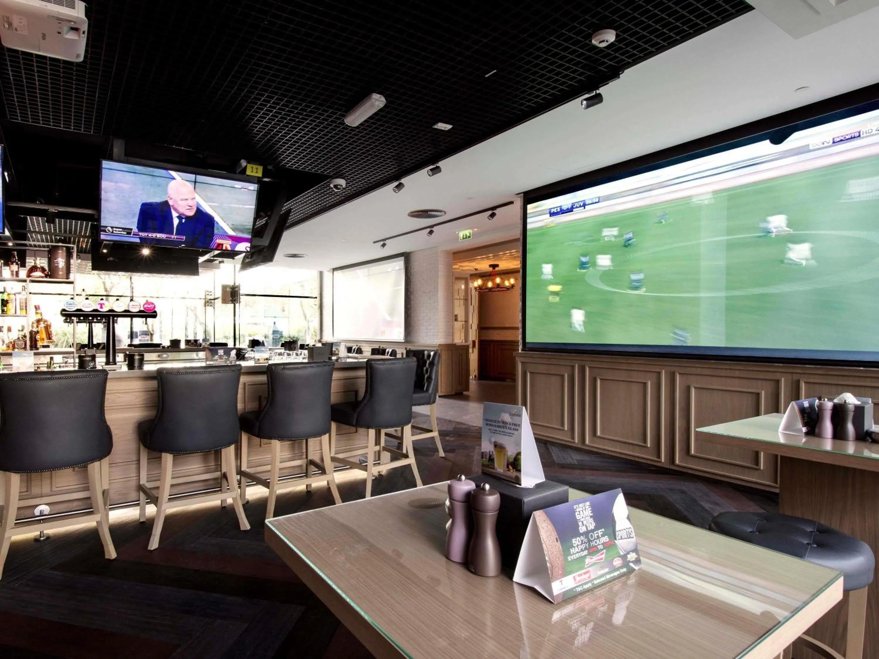 Lounge or bar in Fairmont Bab Al Bahr