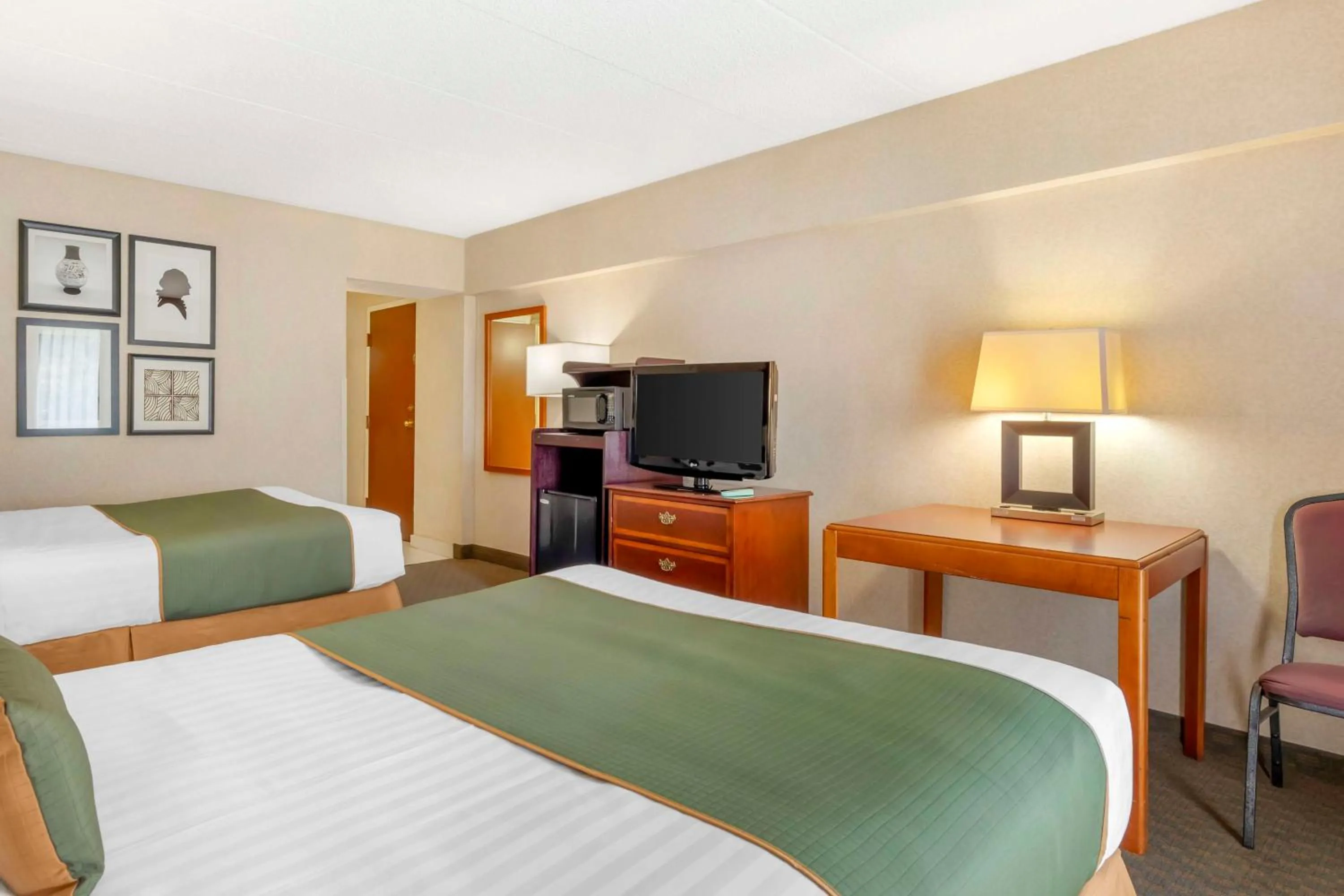 Bedroom, Bed in Best Western Capital Beltway Washington DC