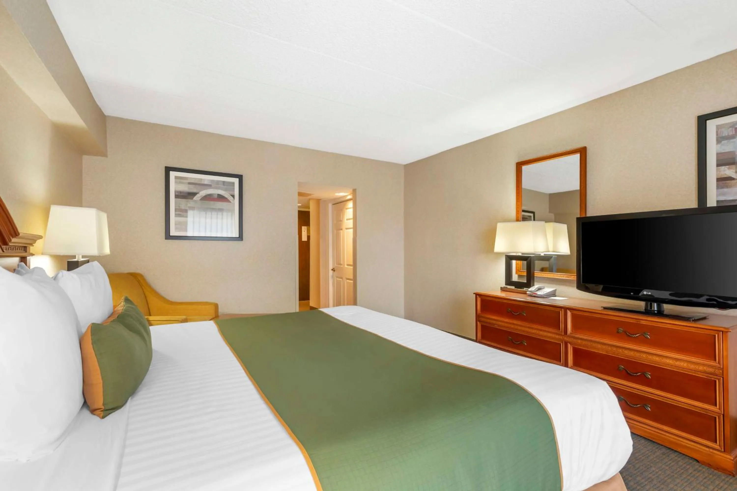 Bedroom, Bed in Best Western Capital Beltway Washington DC