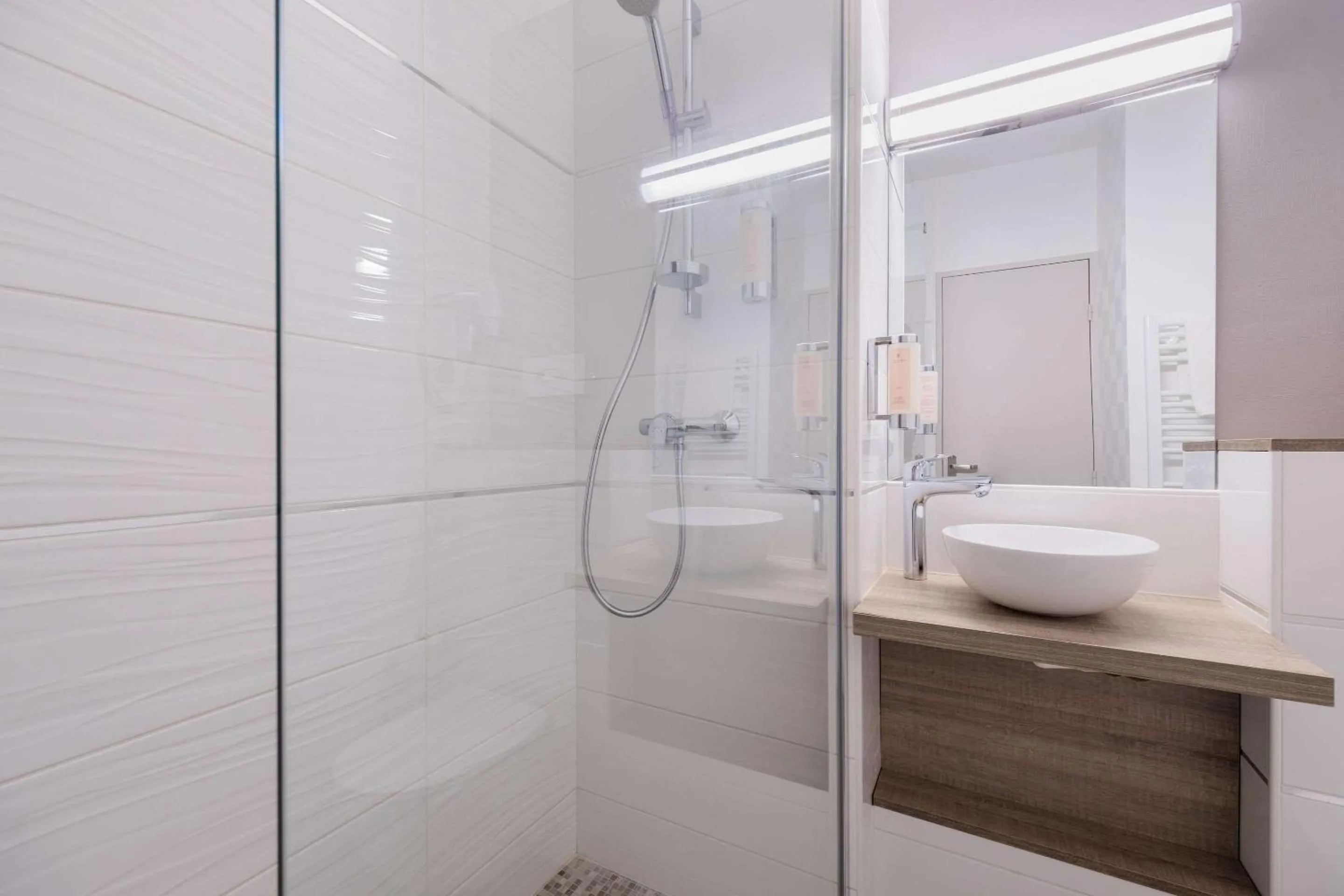 Bathroom in Hotel Le Circuit Le Mans