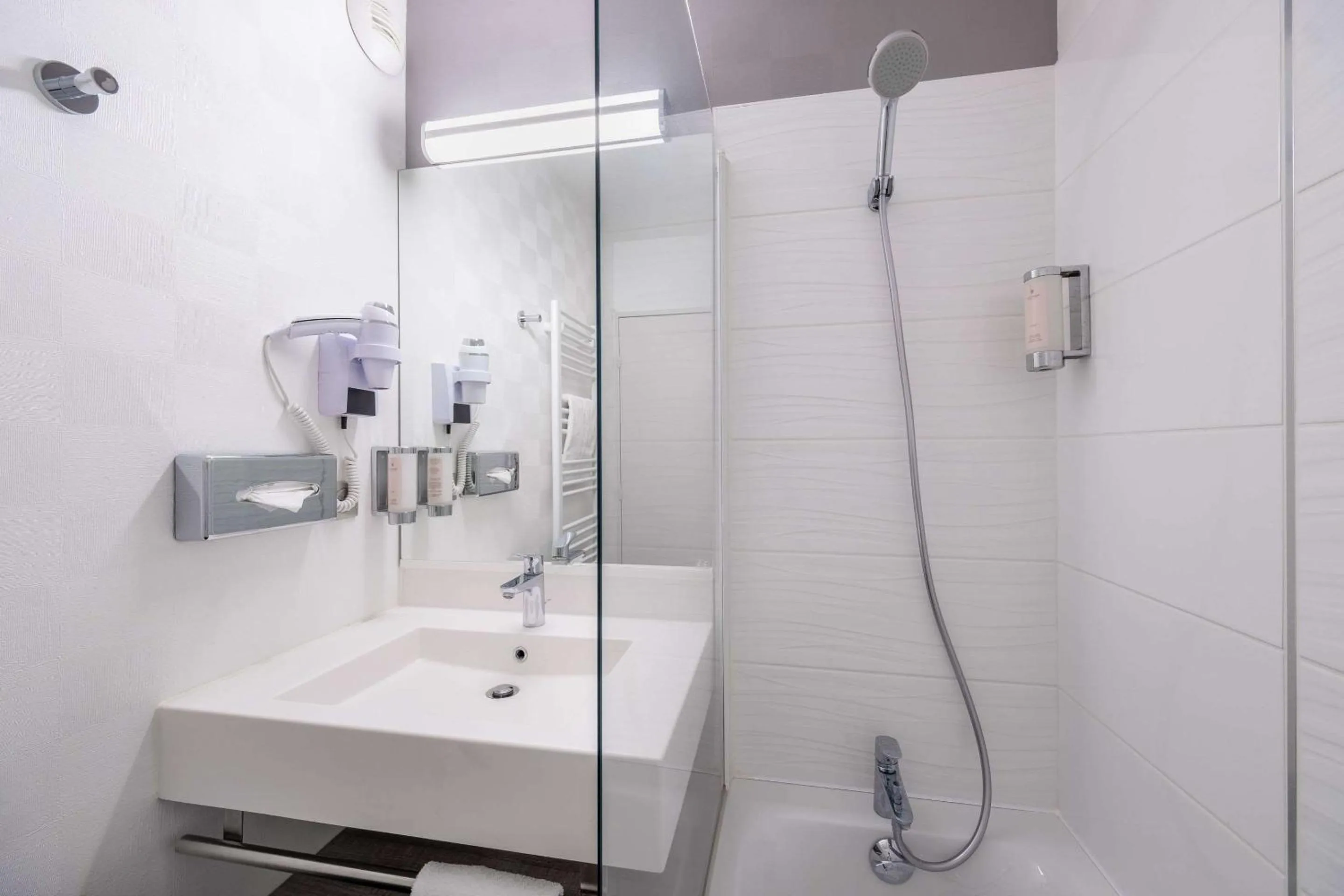 Bathroom in Hotel Le Circuit Le Mans