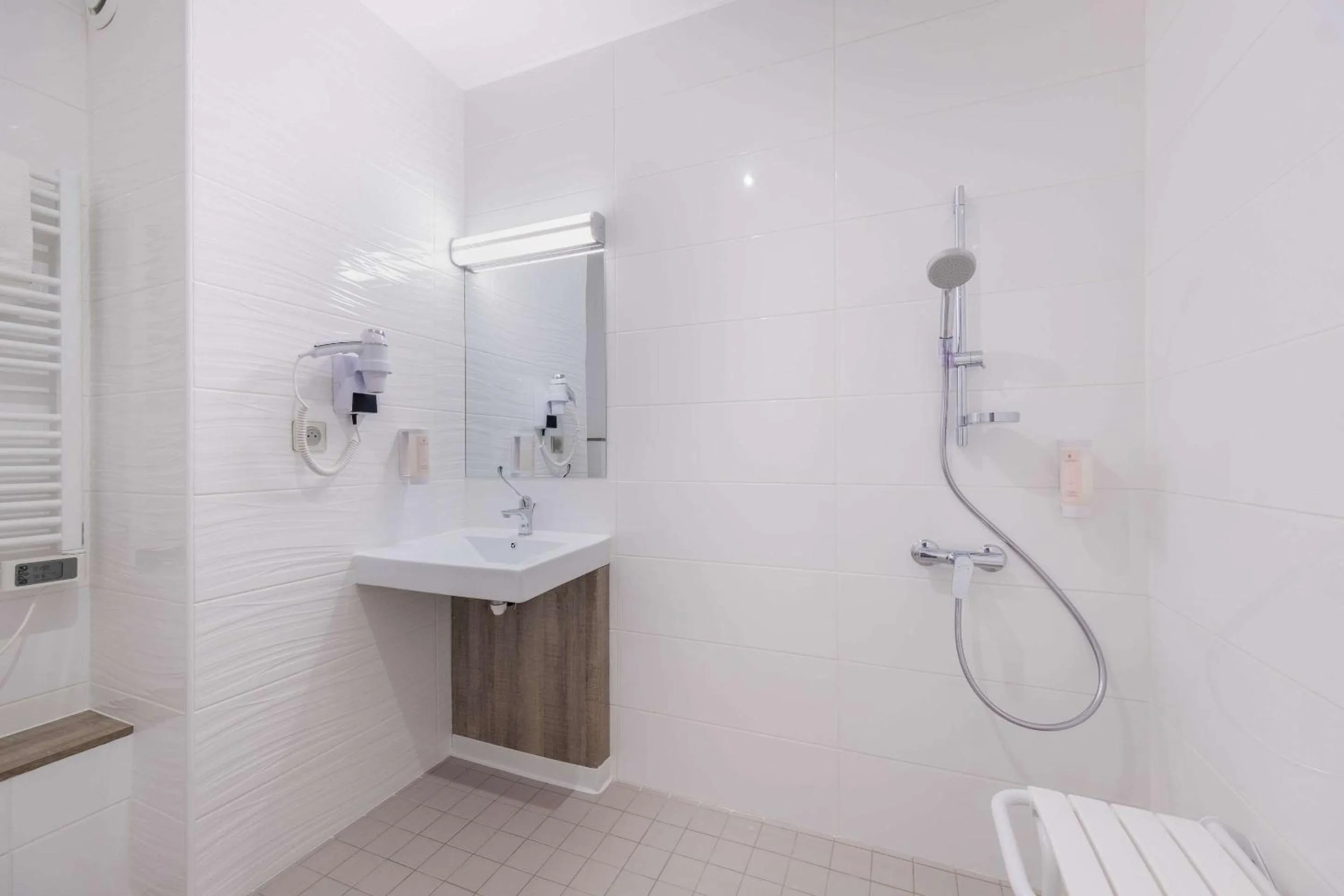 Bathroom in Hotel Le Circuit Le Mans