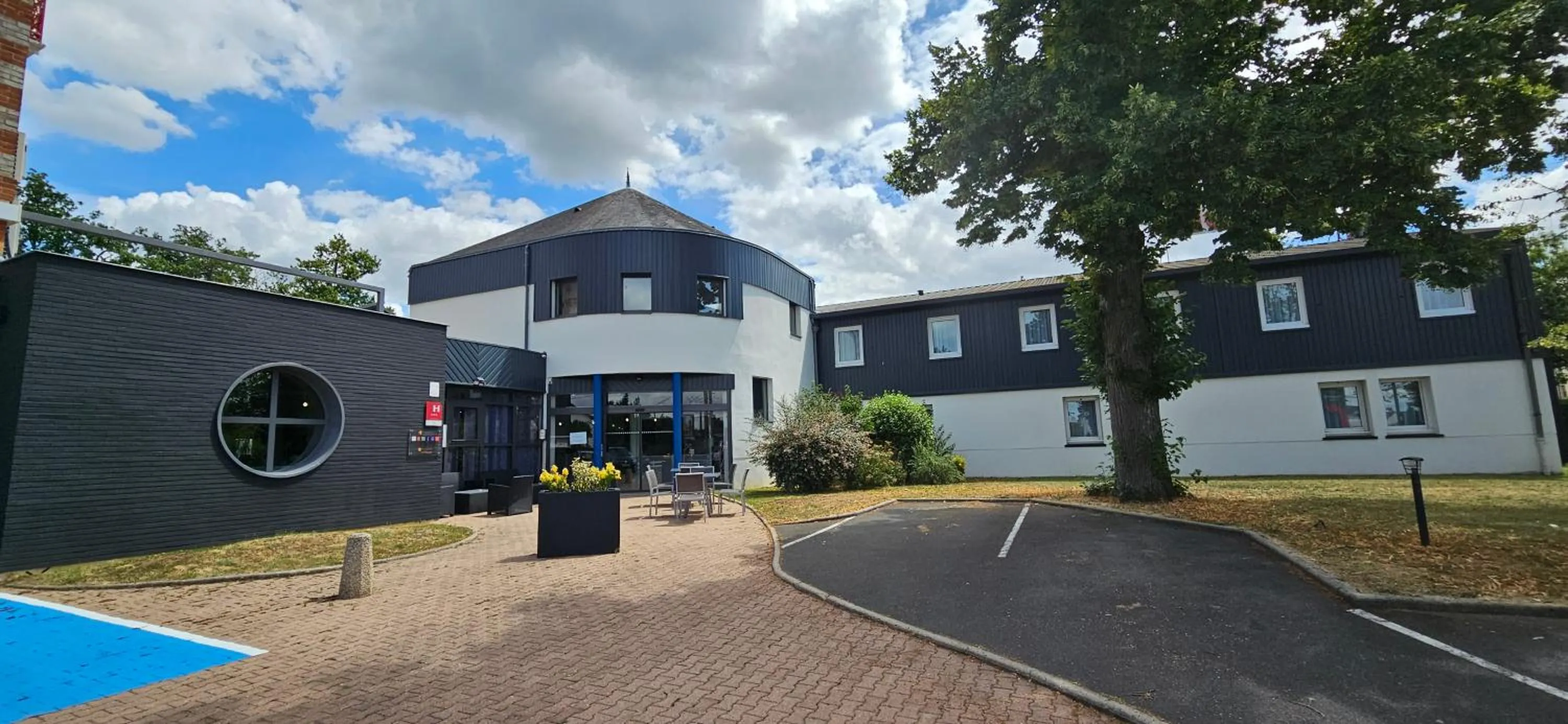 Property building in Hotel Le Circuit Le Mans