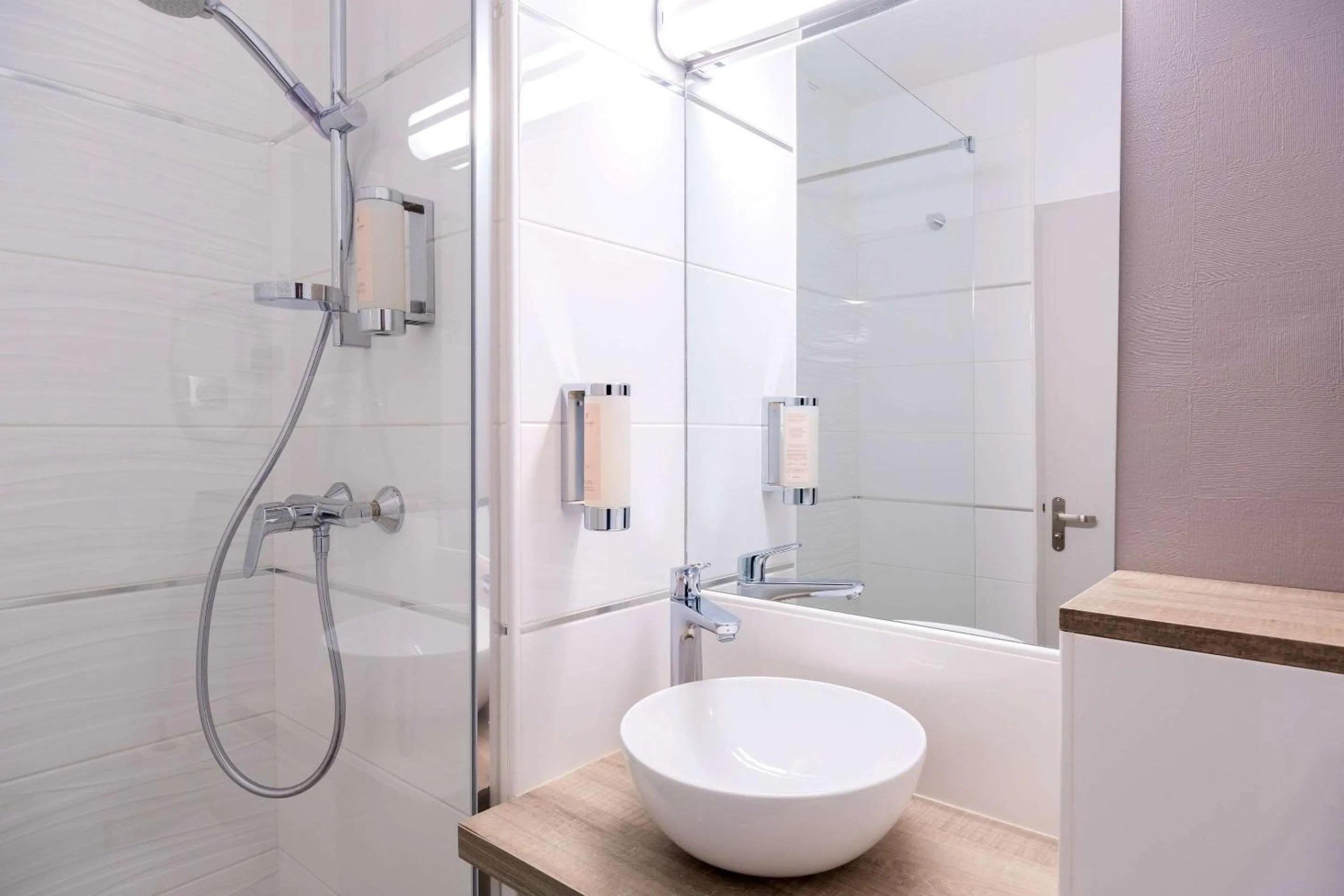 Bathroom in Hotel Le Circuit Le Mans