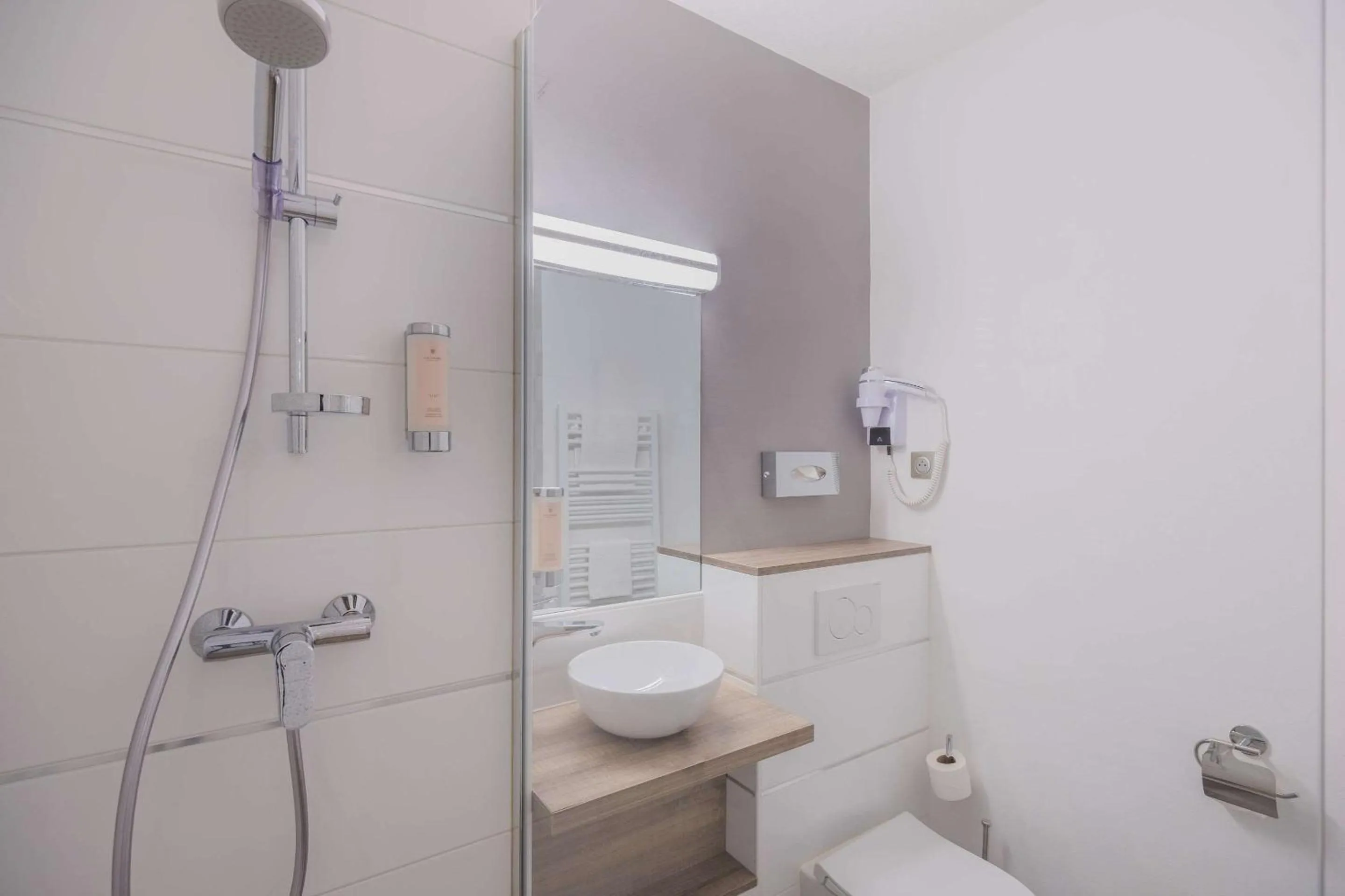 Bathroom in Hotel Le Circuit Le Mans