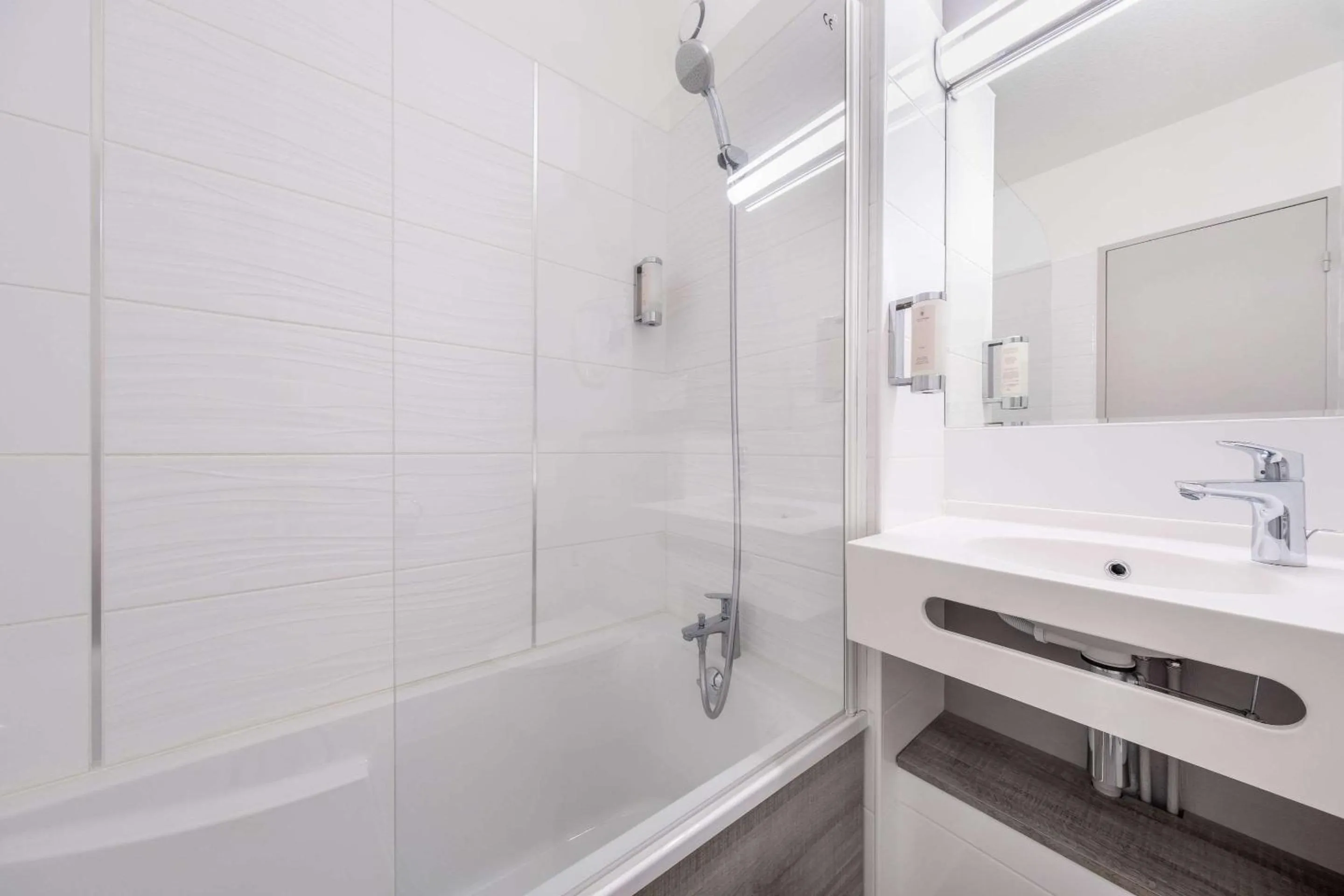 Bathroom in Hotel Le Circuit Le Mans