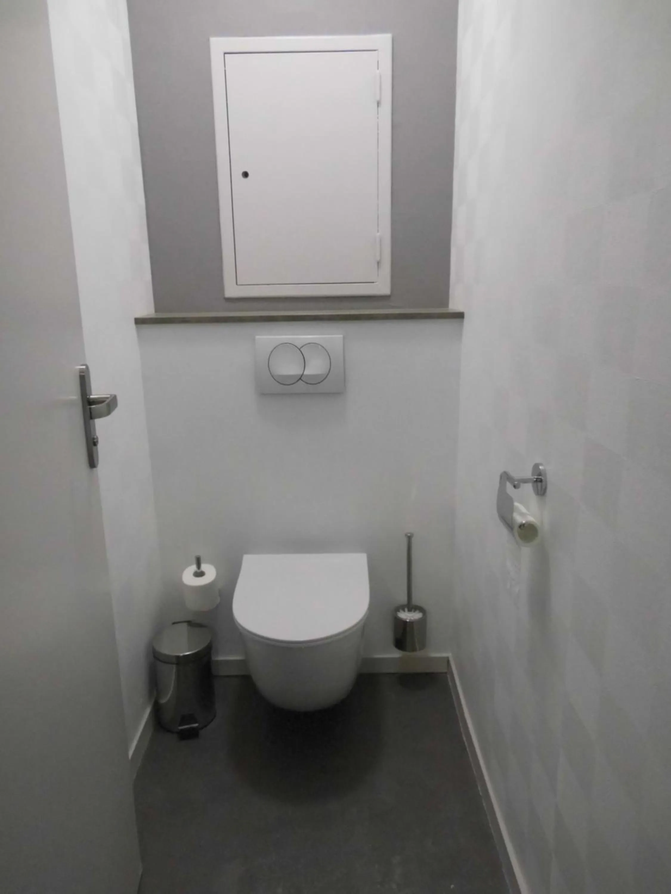 Toilet in Hotel Le Circuit Le Mans