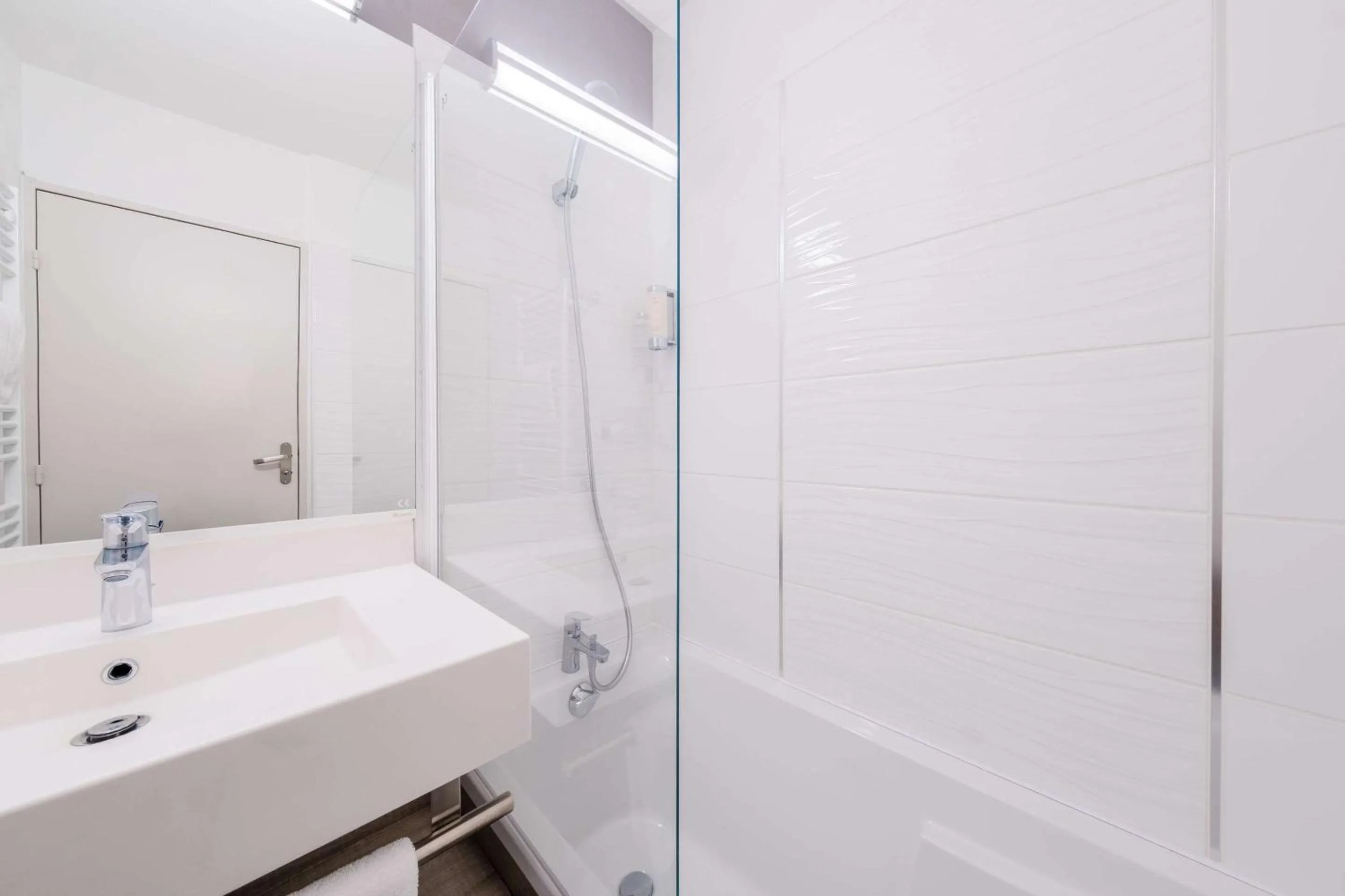 Bathroom in Hotel Le Circuit Le Mans