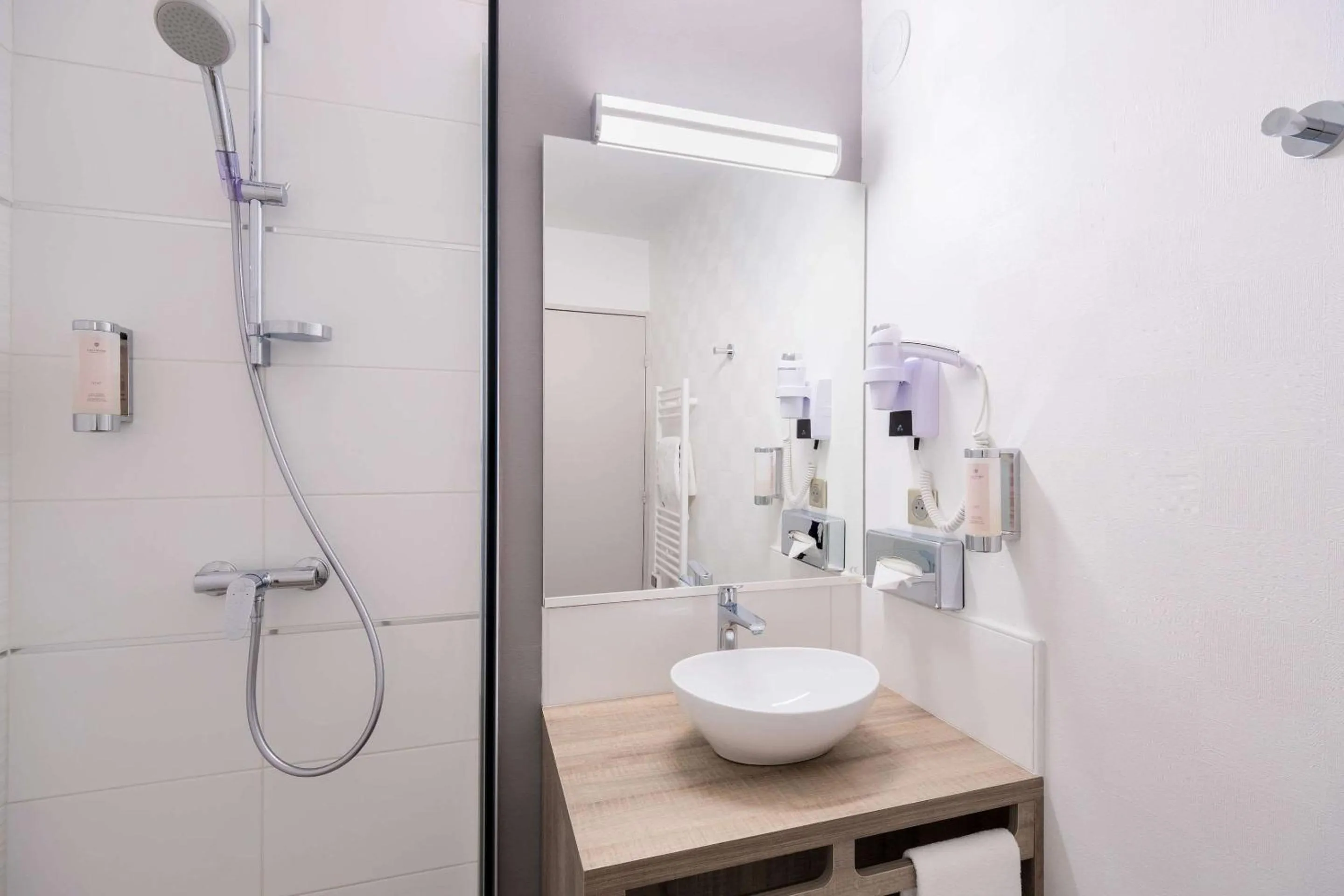 Bathroom in Hotel Le Circuit Le Mans