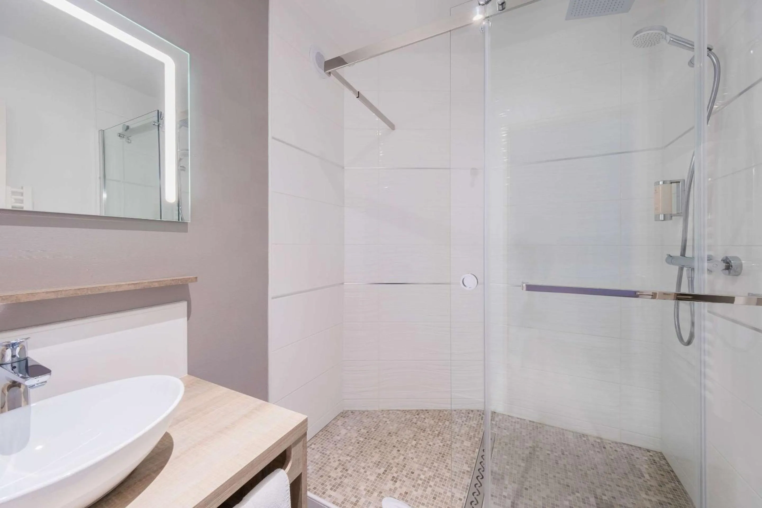 Bathroom in Hotel Le Circuit Le Mans