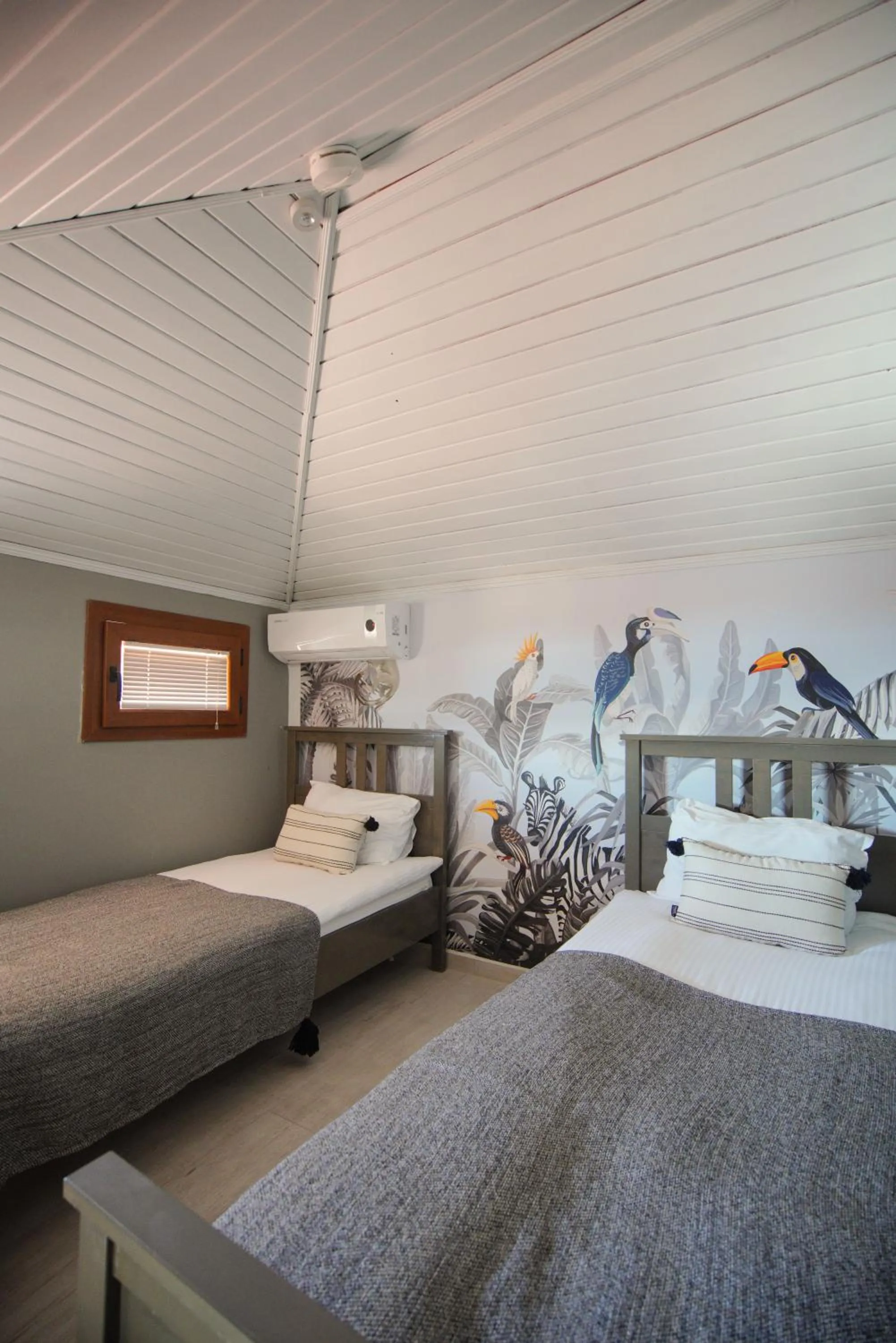 Bedroom, Bed in Alp Suites Mandalin