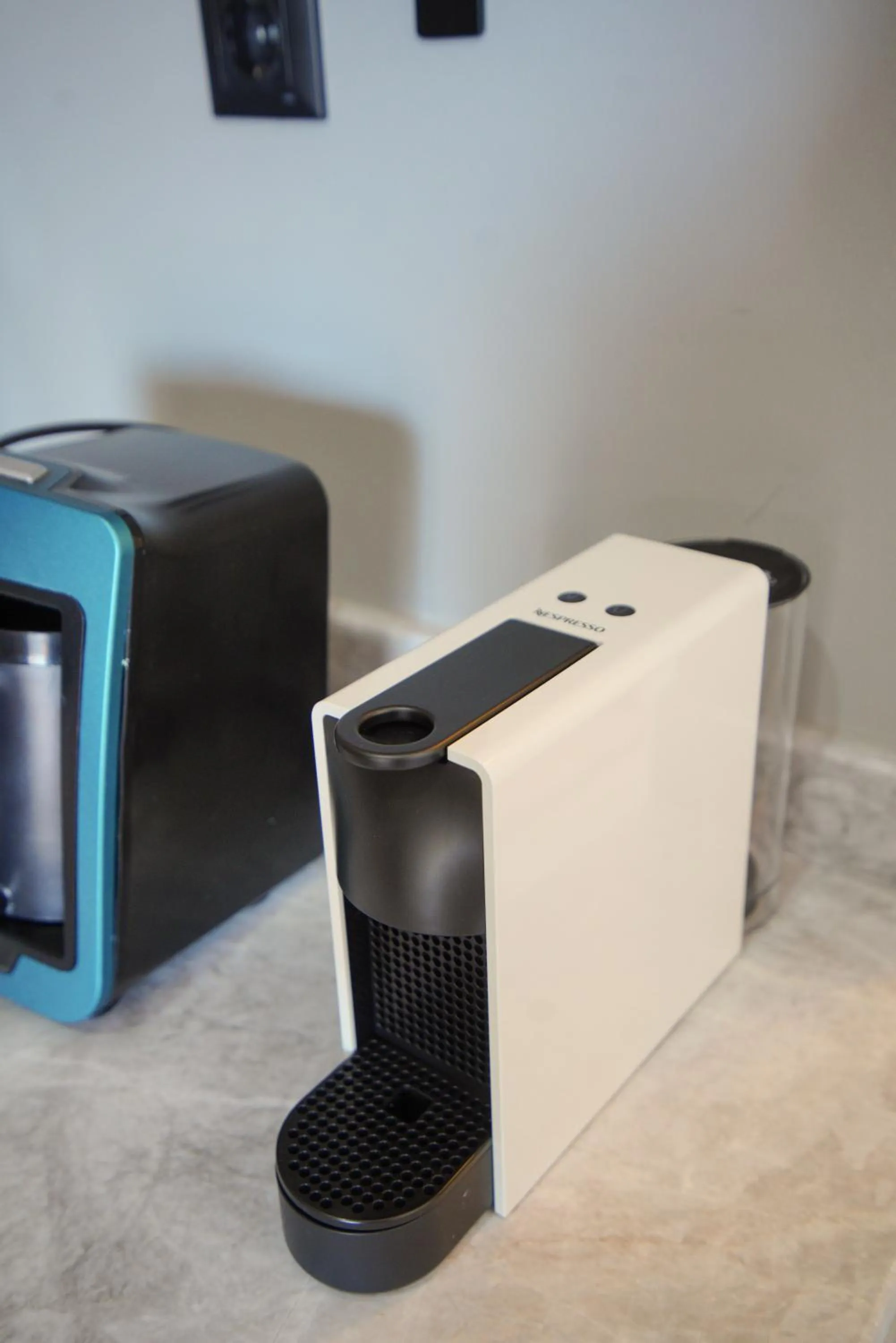 Coffee/tea facilities in Alp Suites Mandalin