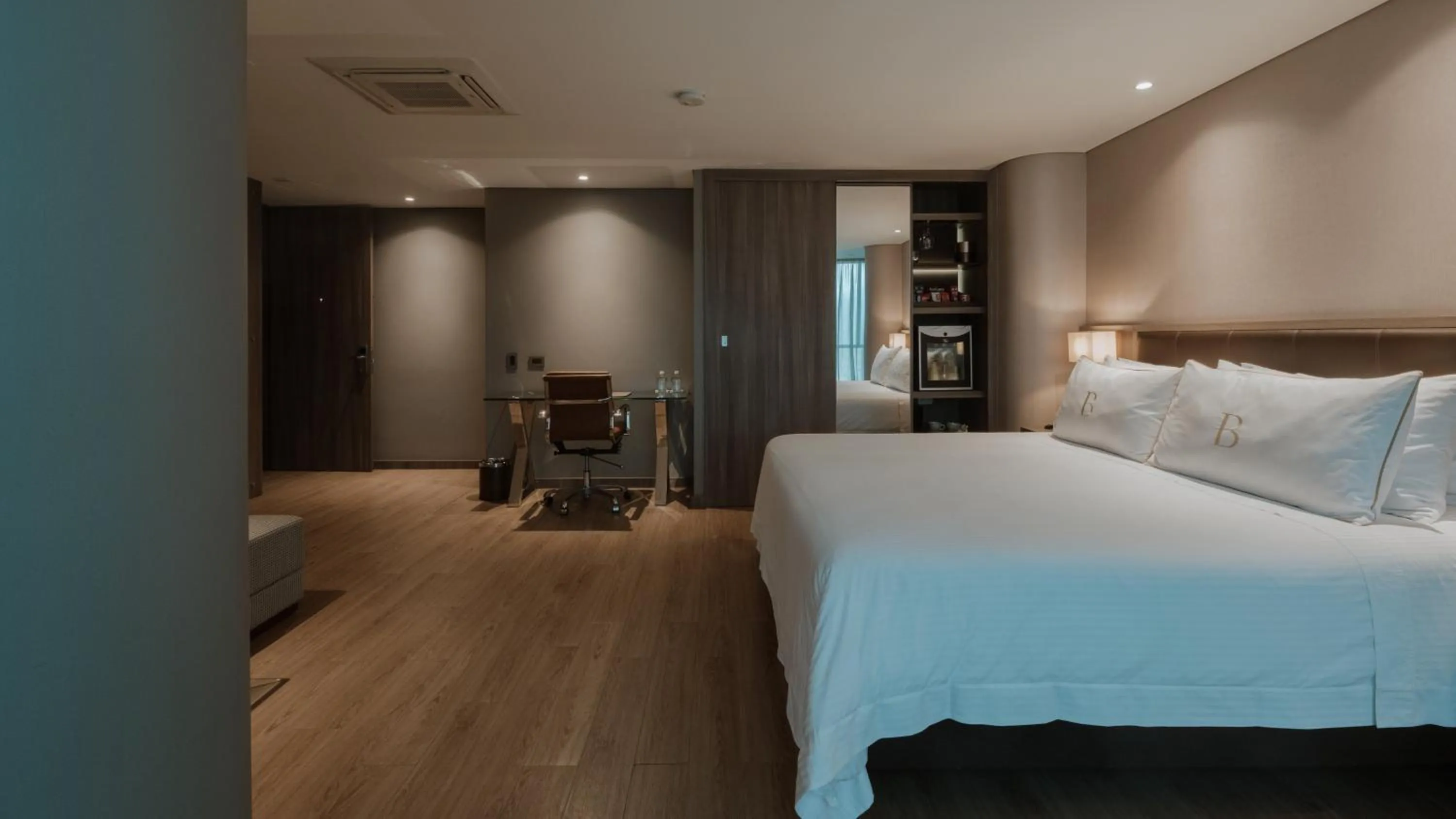 Bedroom, Bed in Binn Hotel