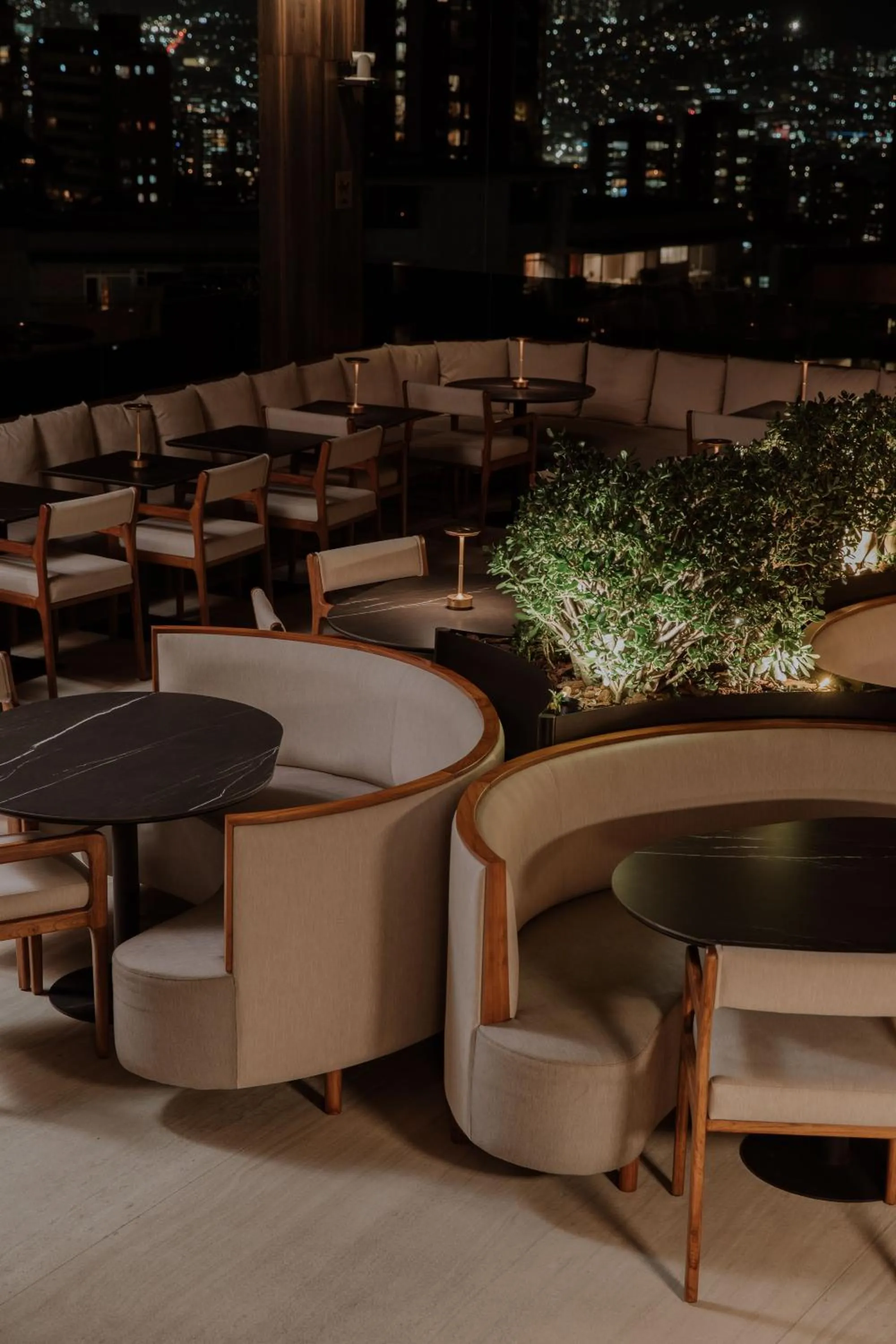 Lounge or bar in Binn Hotel