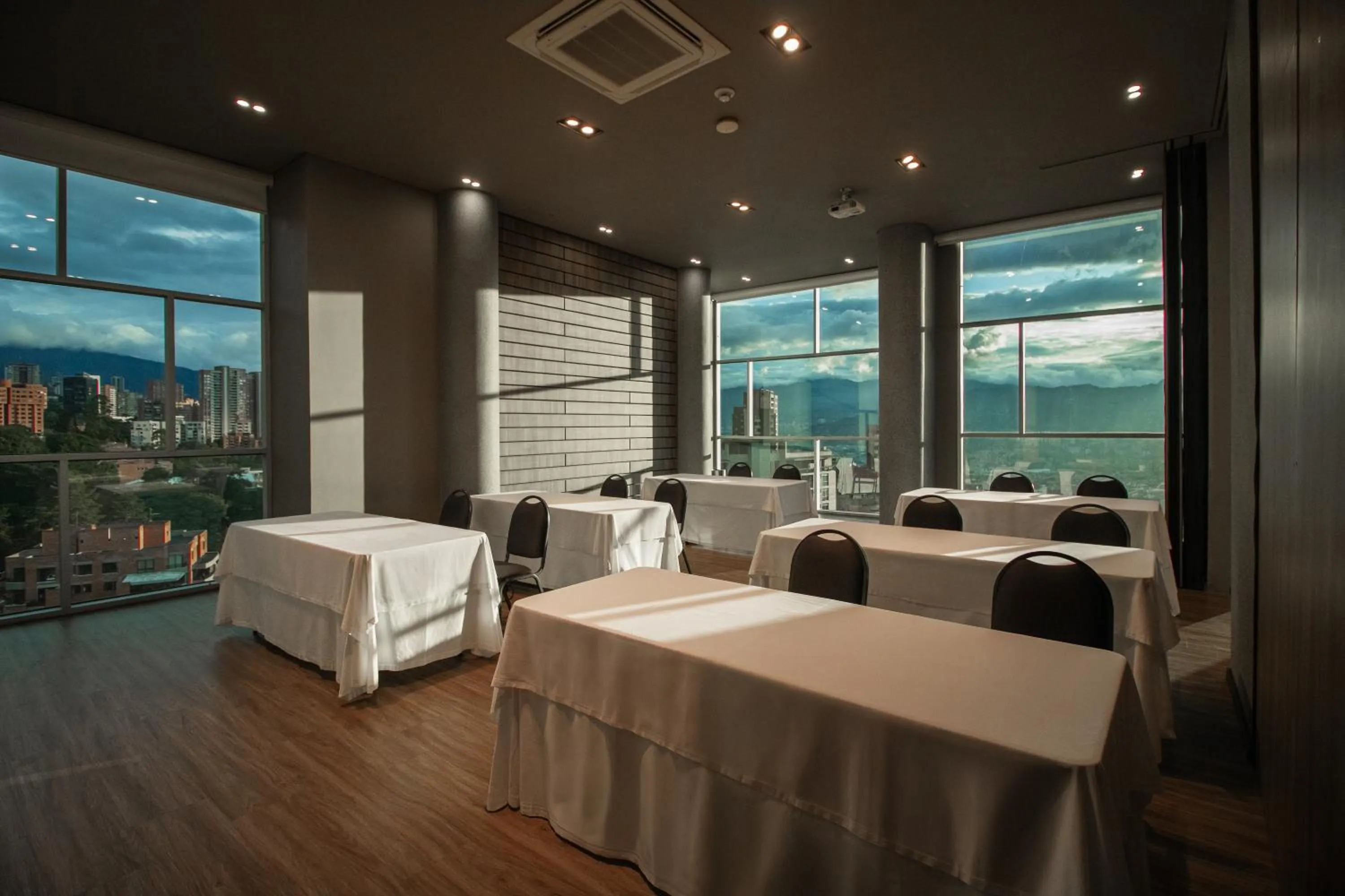 Seating area, Bed in Binn Hotel