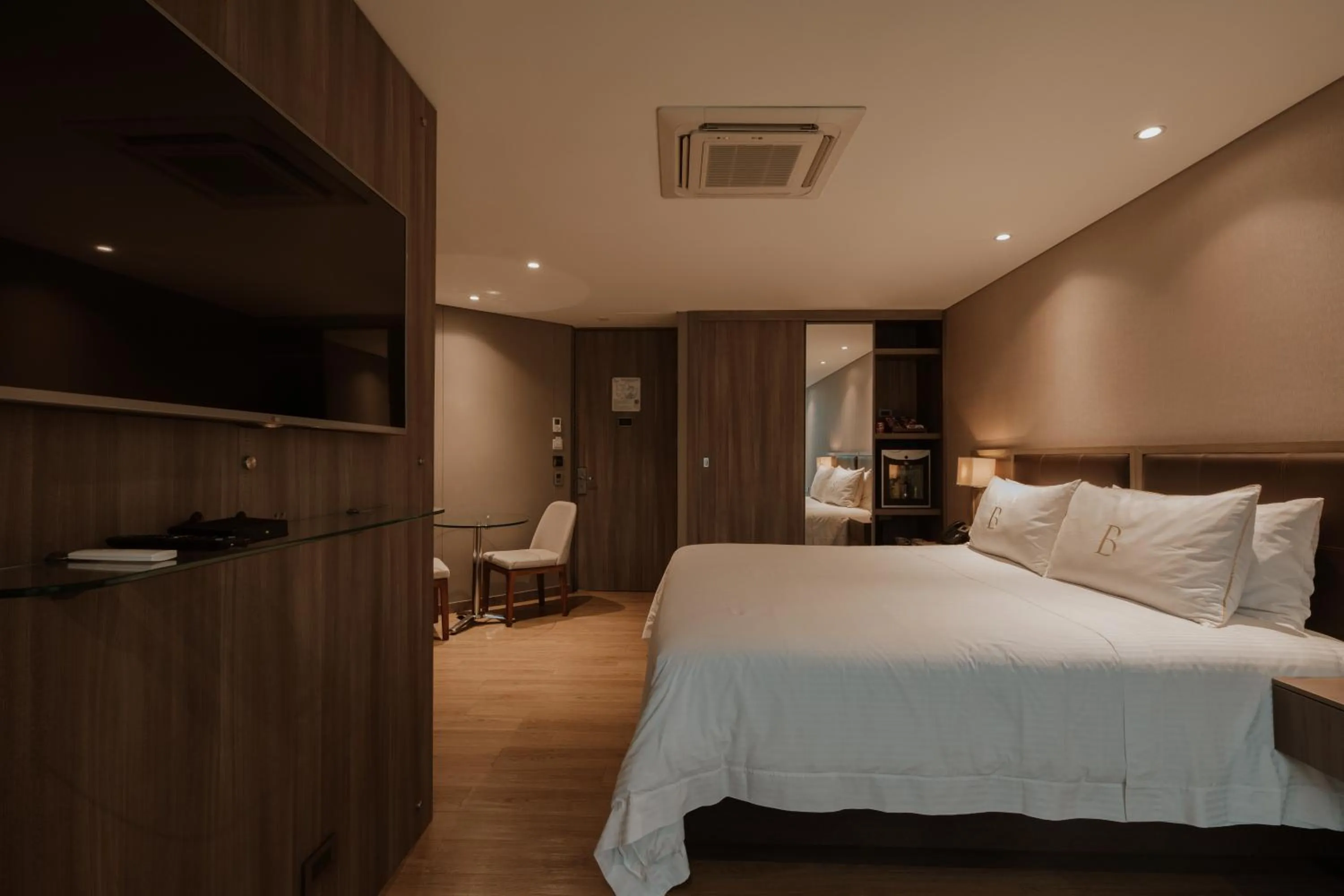 Bedroom, Bed in Binn Hotel