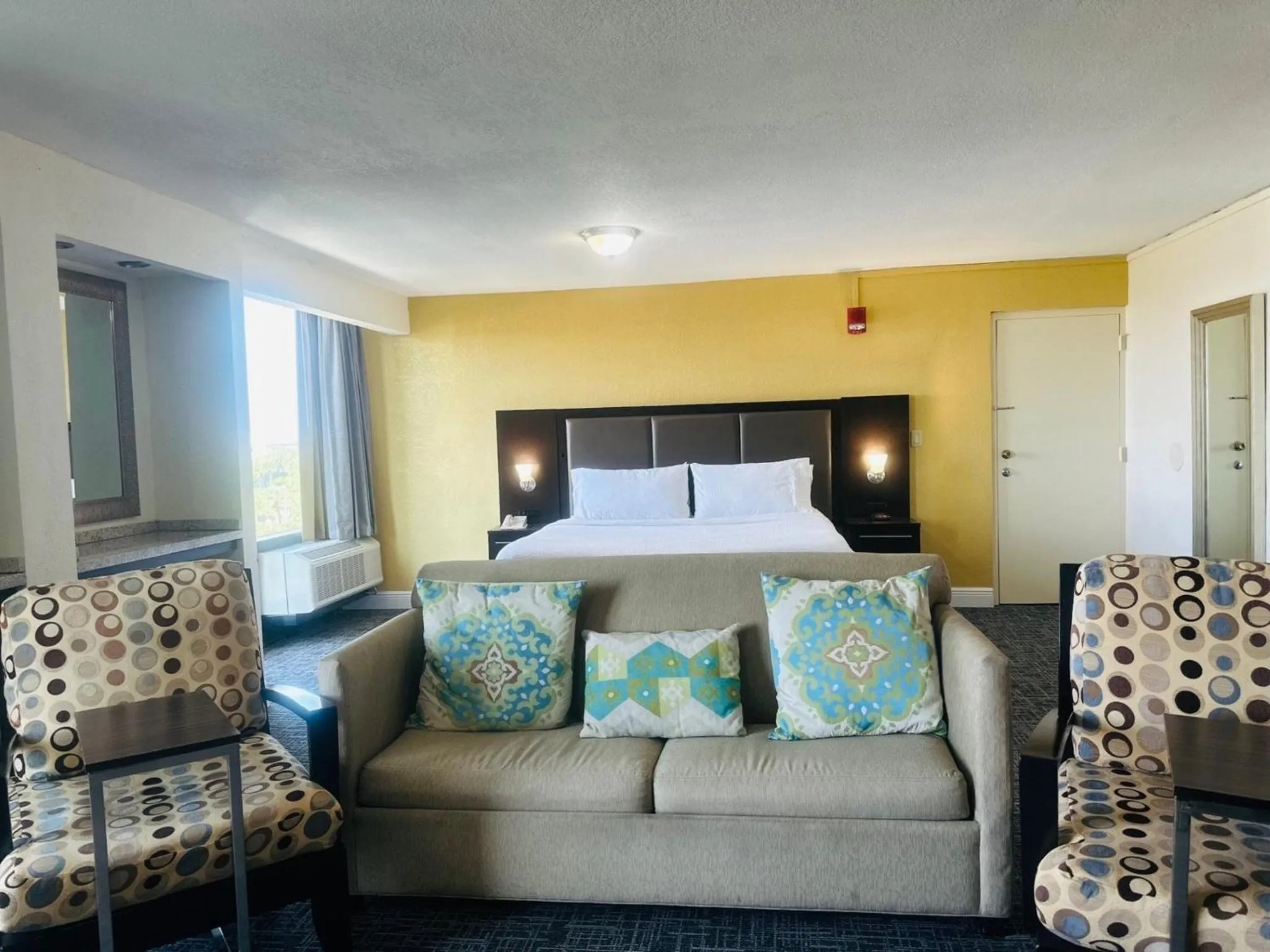 Photo of the whole room, Bed in Holiday Inn Miami International Airport by IHG