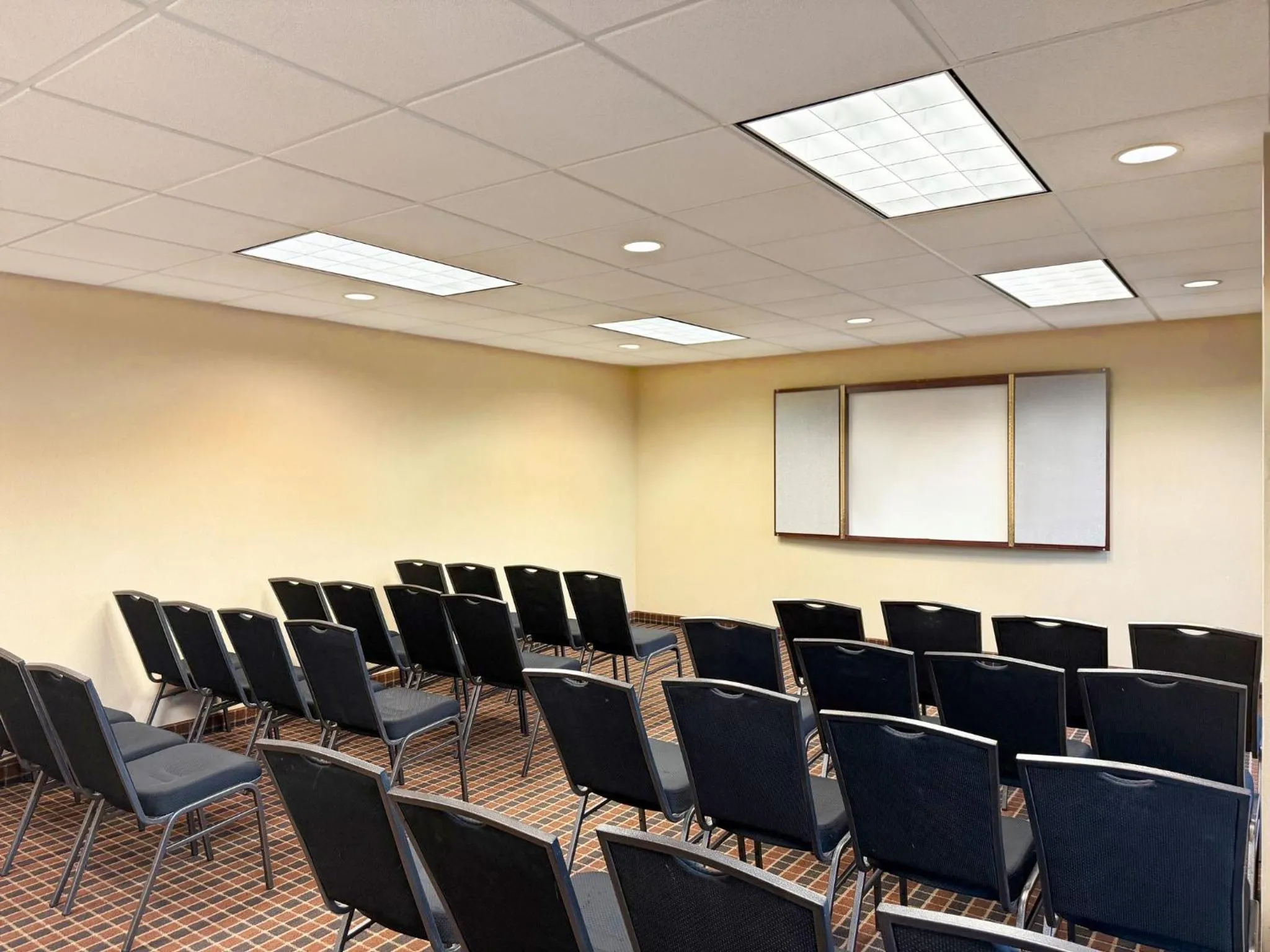 Meeting/conference room in Holiday Inn South Plainfield-Piscataway by IHG