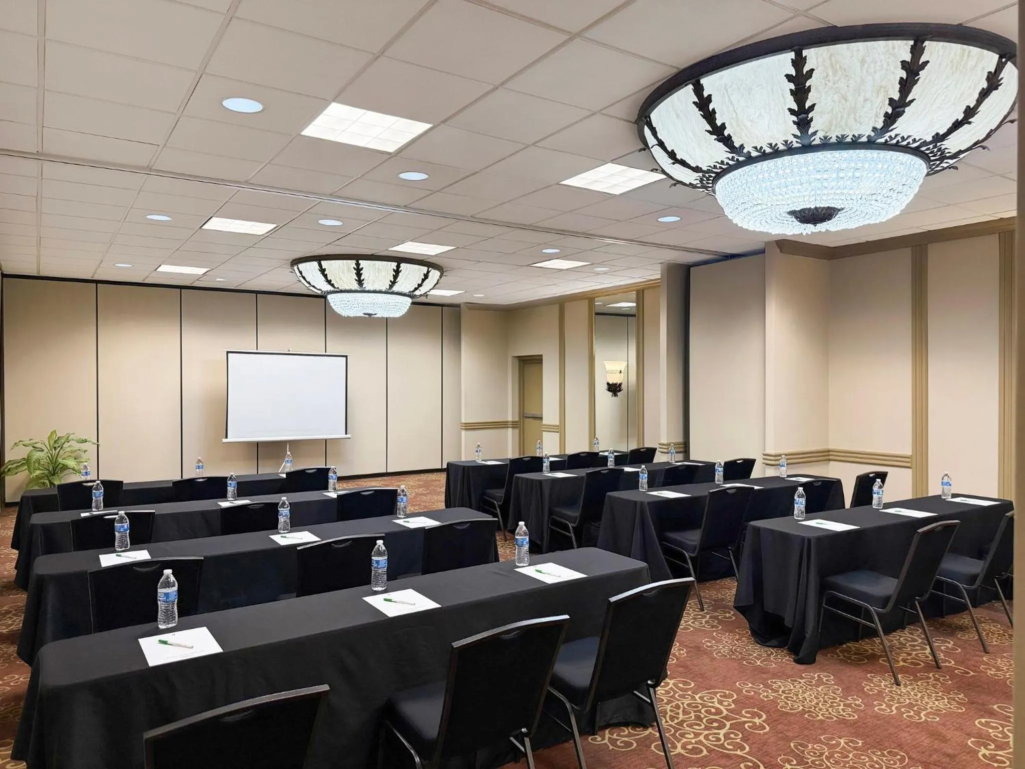 Meeting/conference room in Holiday Inn South Plainfield-Piscataway by IHG