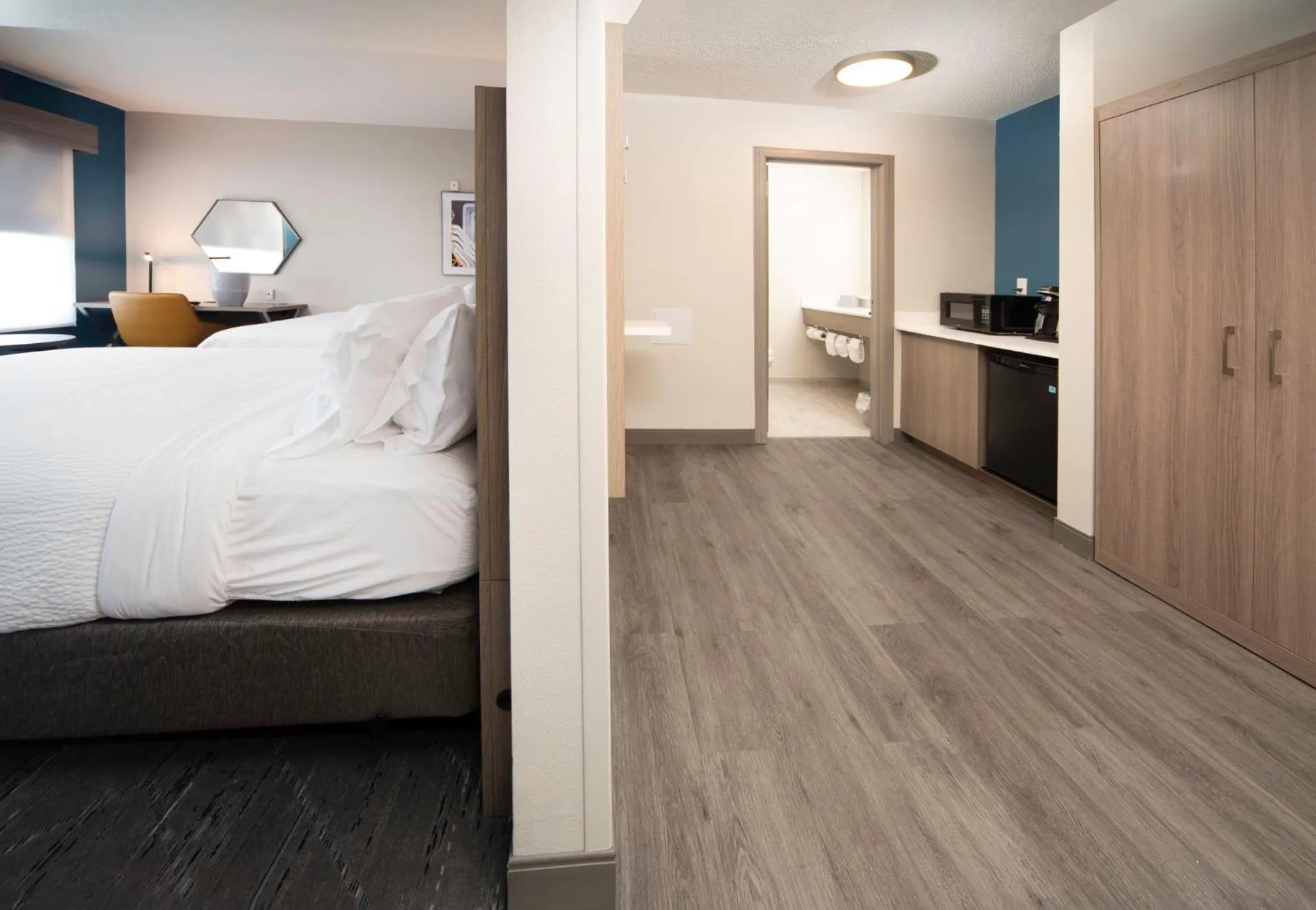 Photo of the whole room, Bed in Holiday Inn Express & Suites Indianapolis - East by IHG