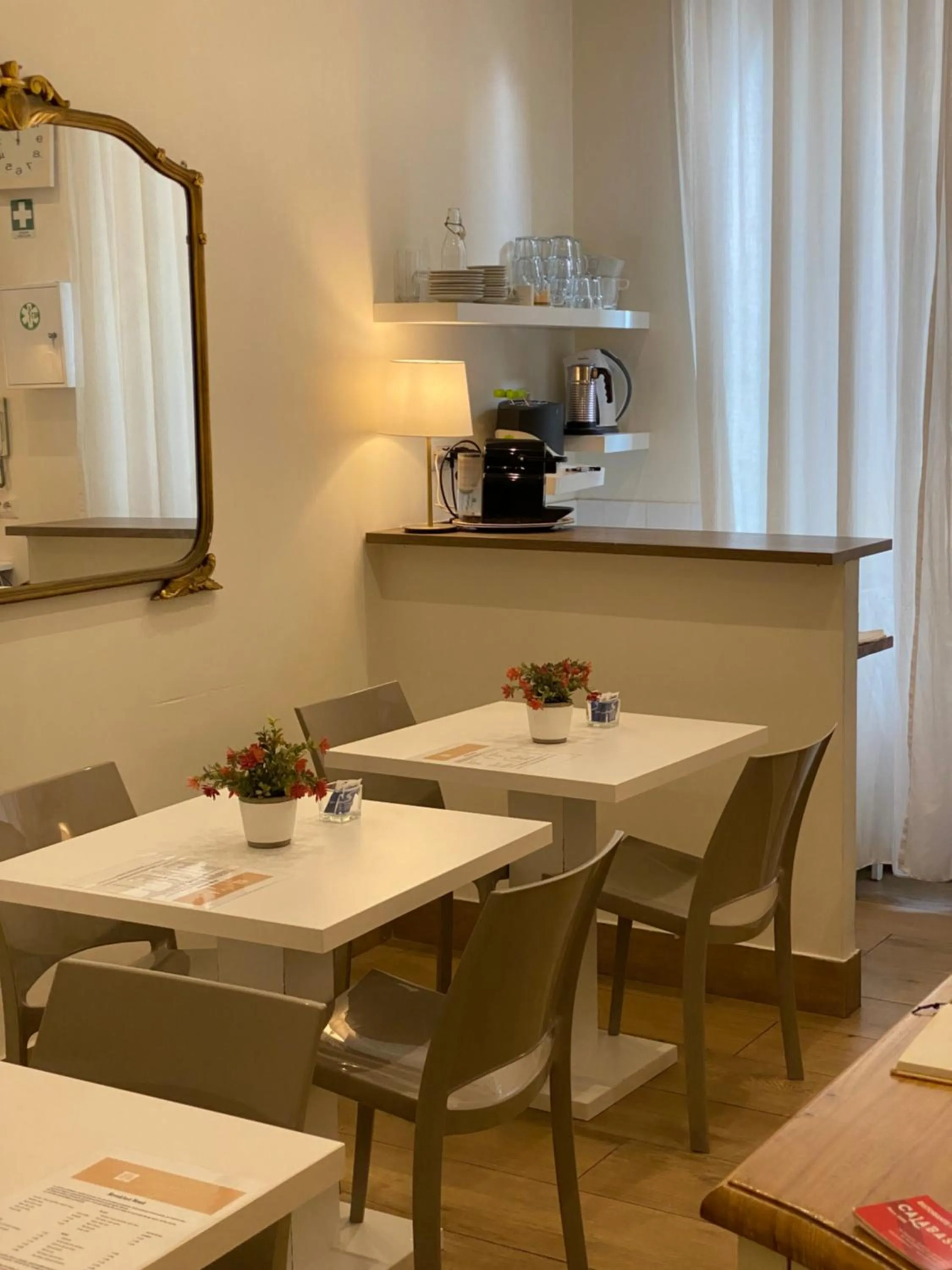 Communal lounge/ TV room in Art Atelier Accomodation Guest House