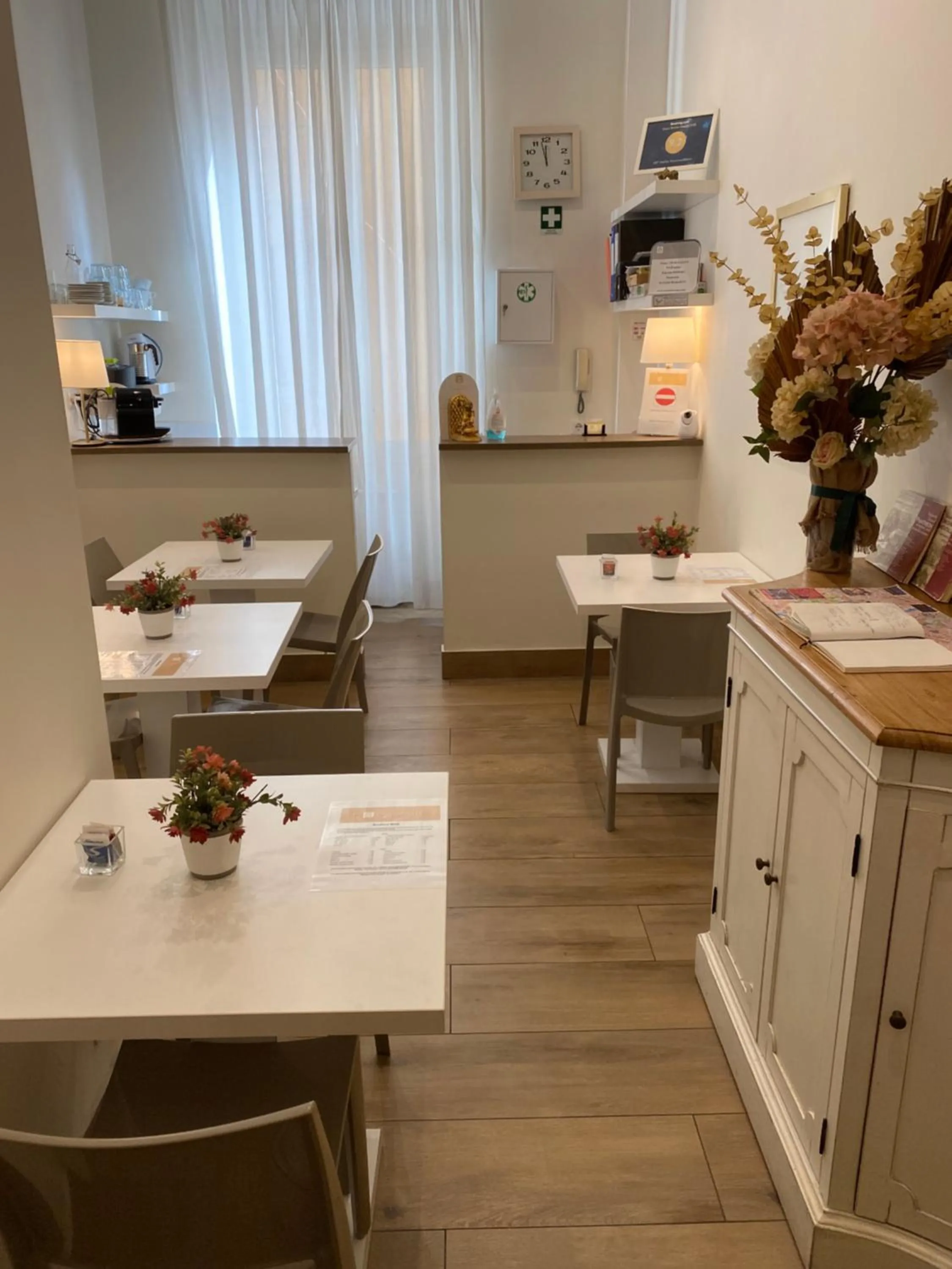 Communal lounge/ TV room in Art Atelier Accomodation Guest House