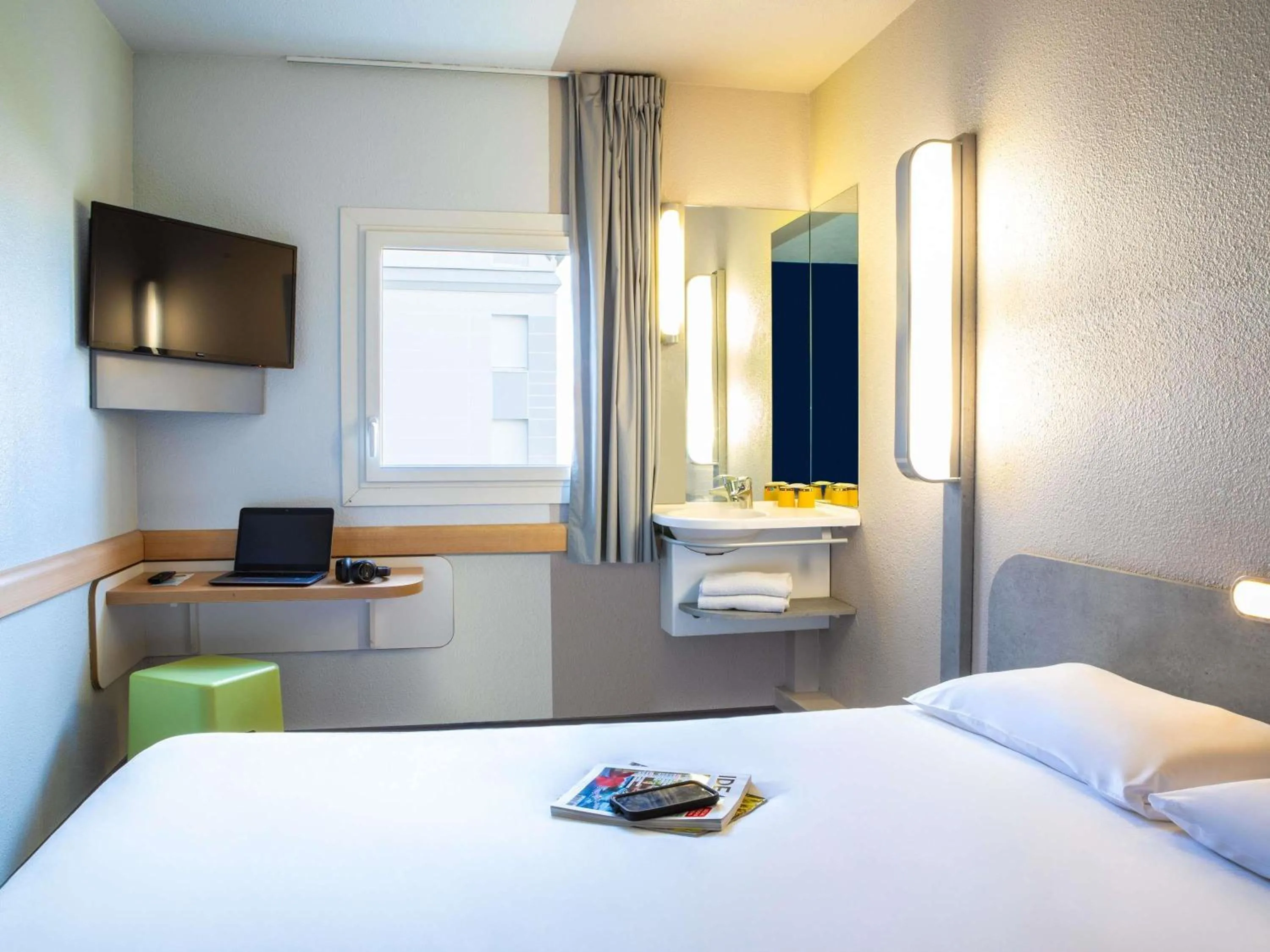 Bedroom, Bed in ibis budget Paris Porte De Montmartre