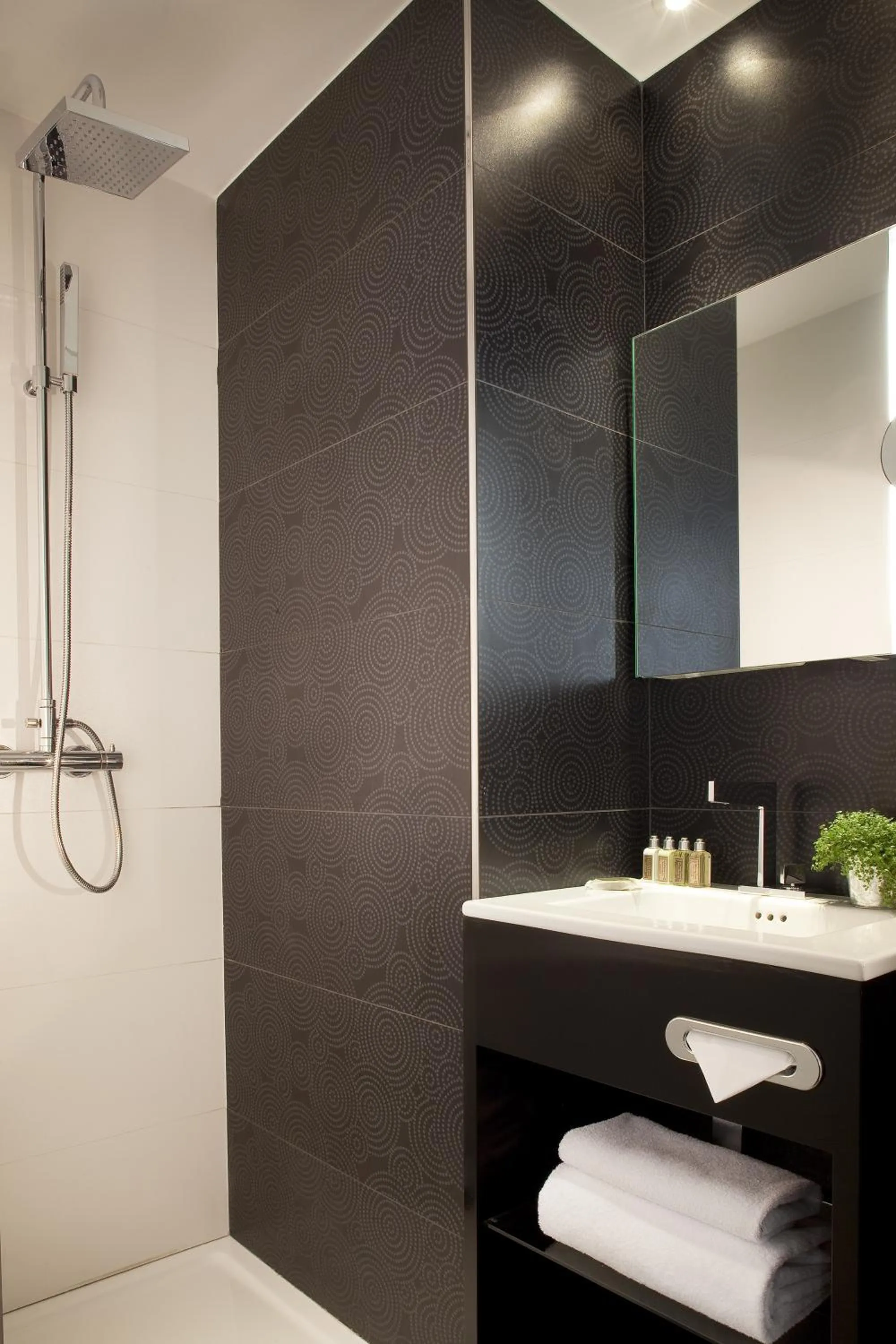 Shower in Hôtel Caron le Marais