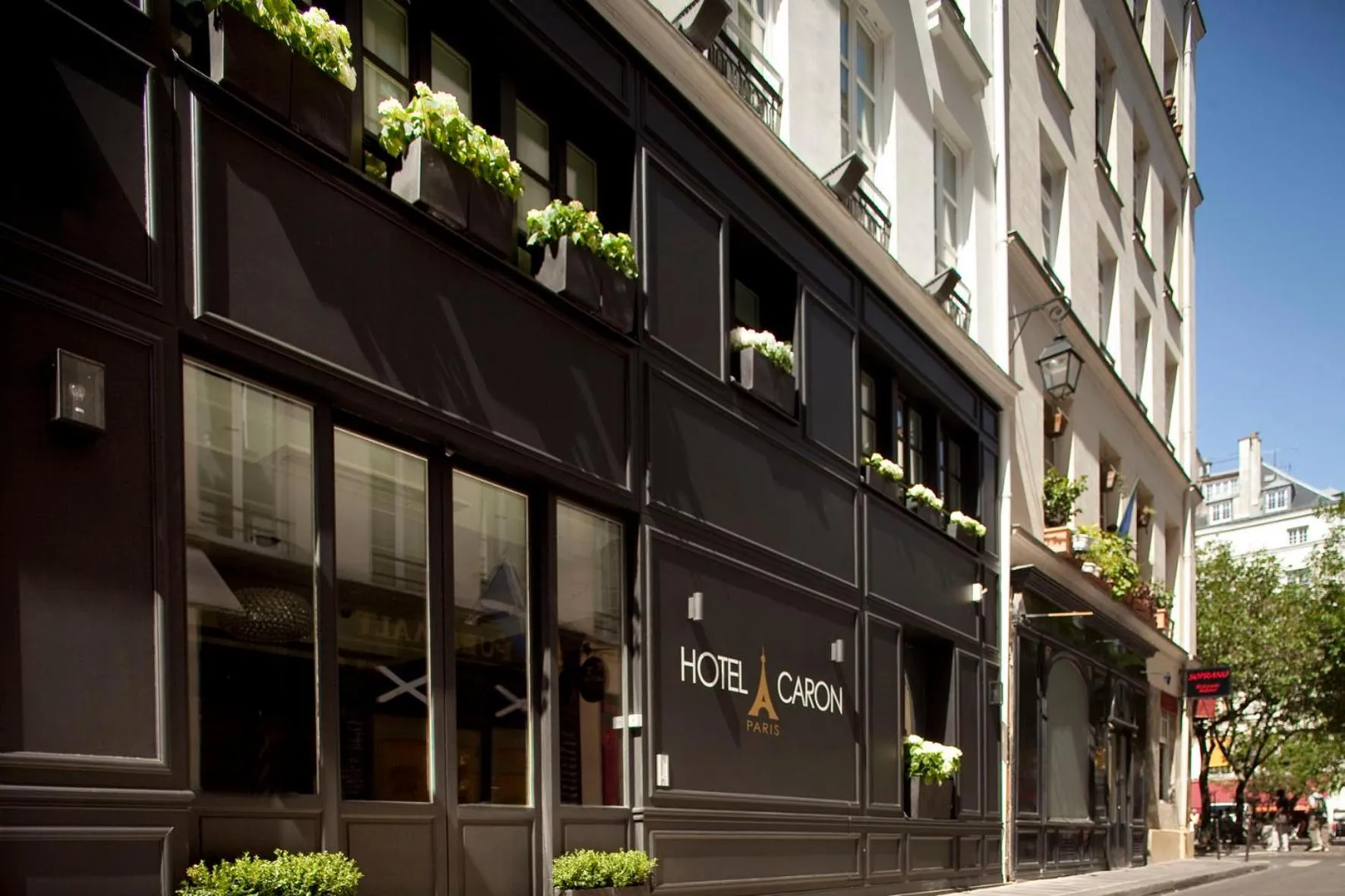 Property building in Hôtel Caron le Marais