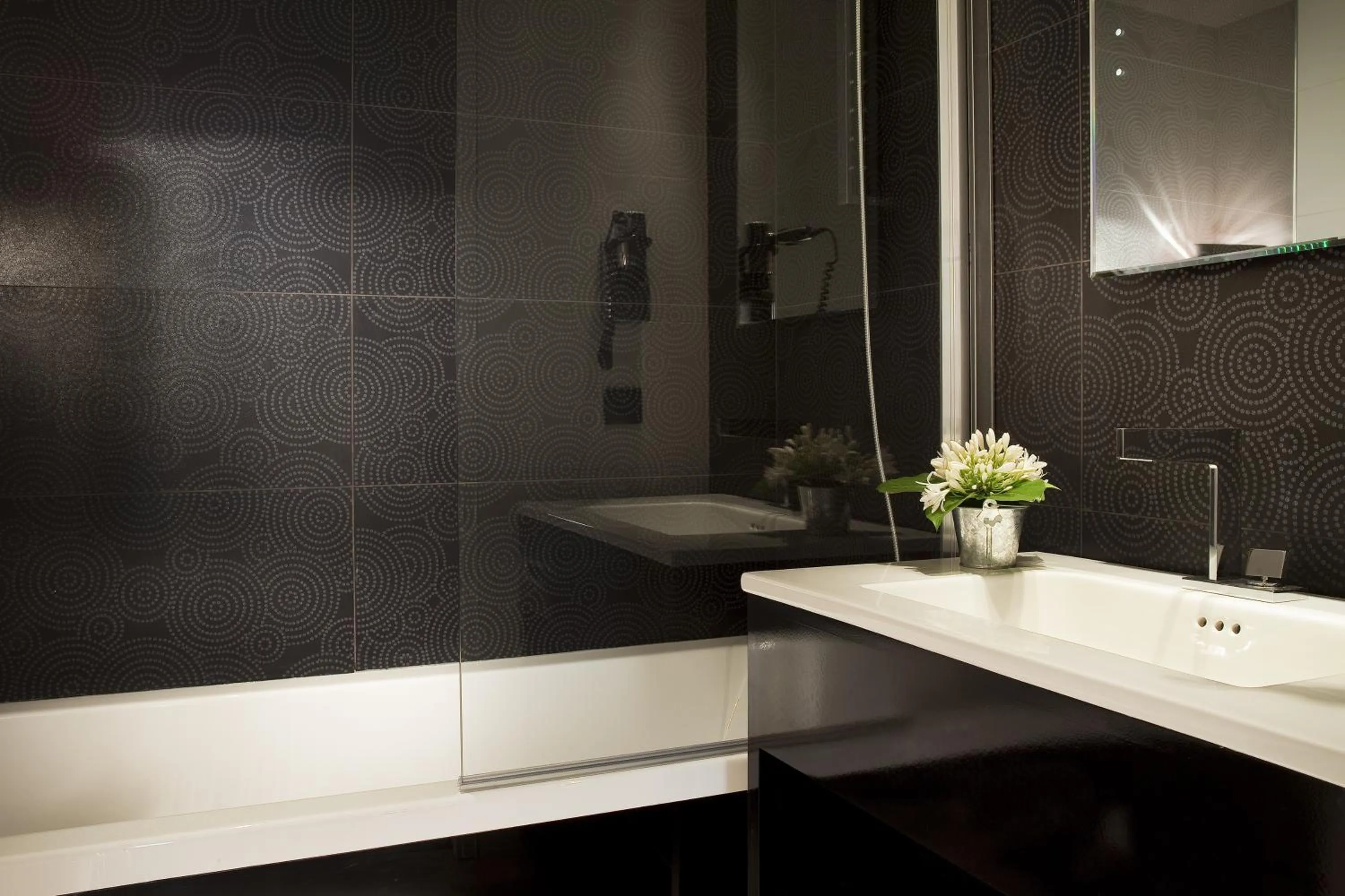 Bathroom in Hôtel Caron le Marais