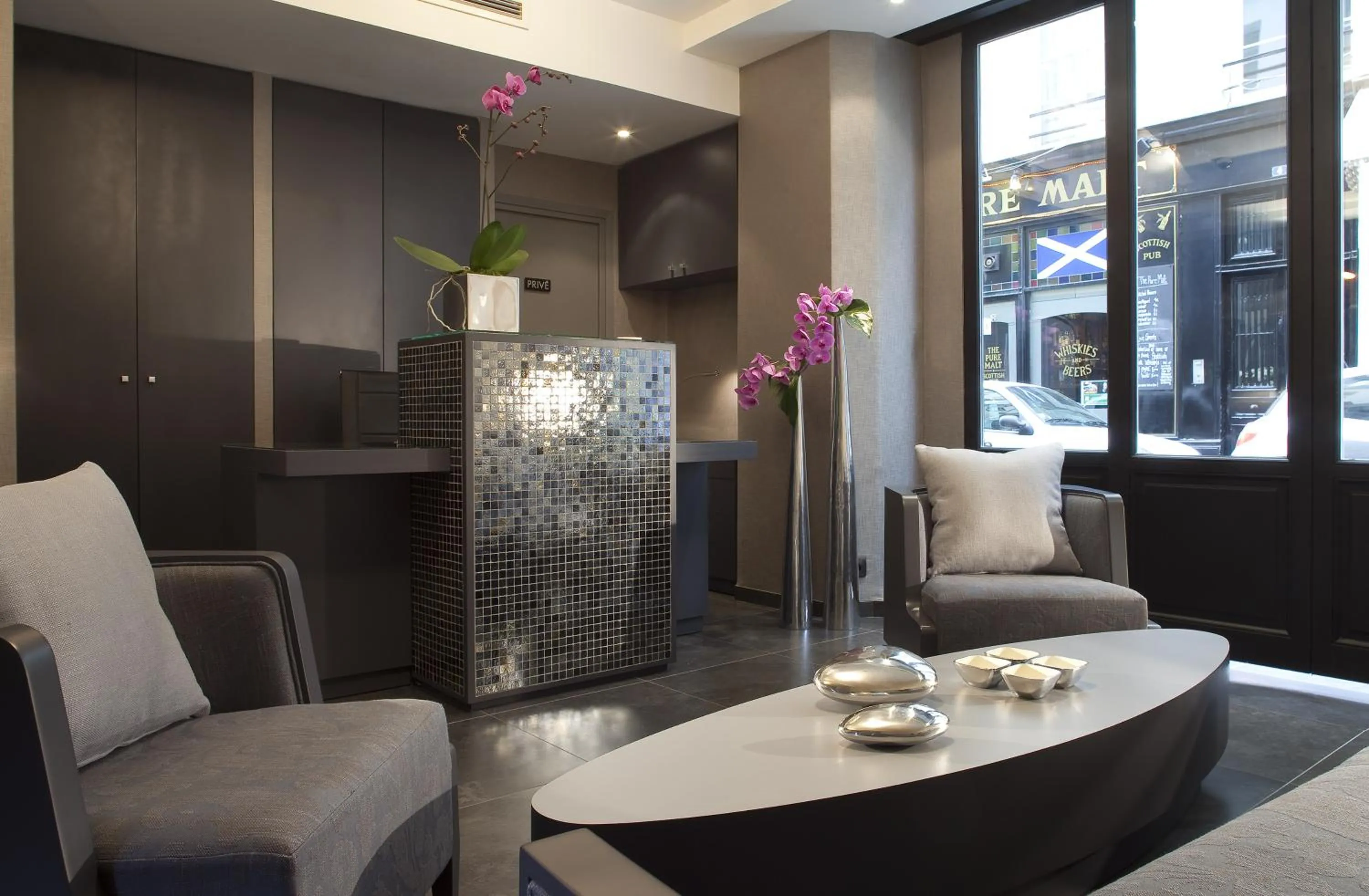 Lobby or reception in Hôtel Caron le Marais