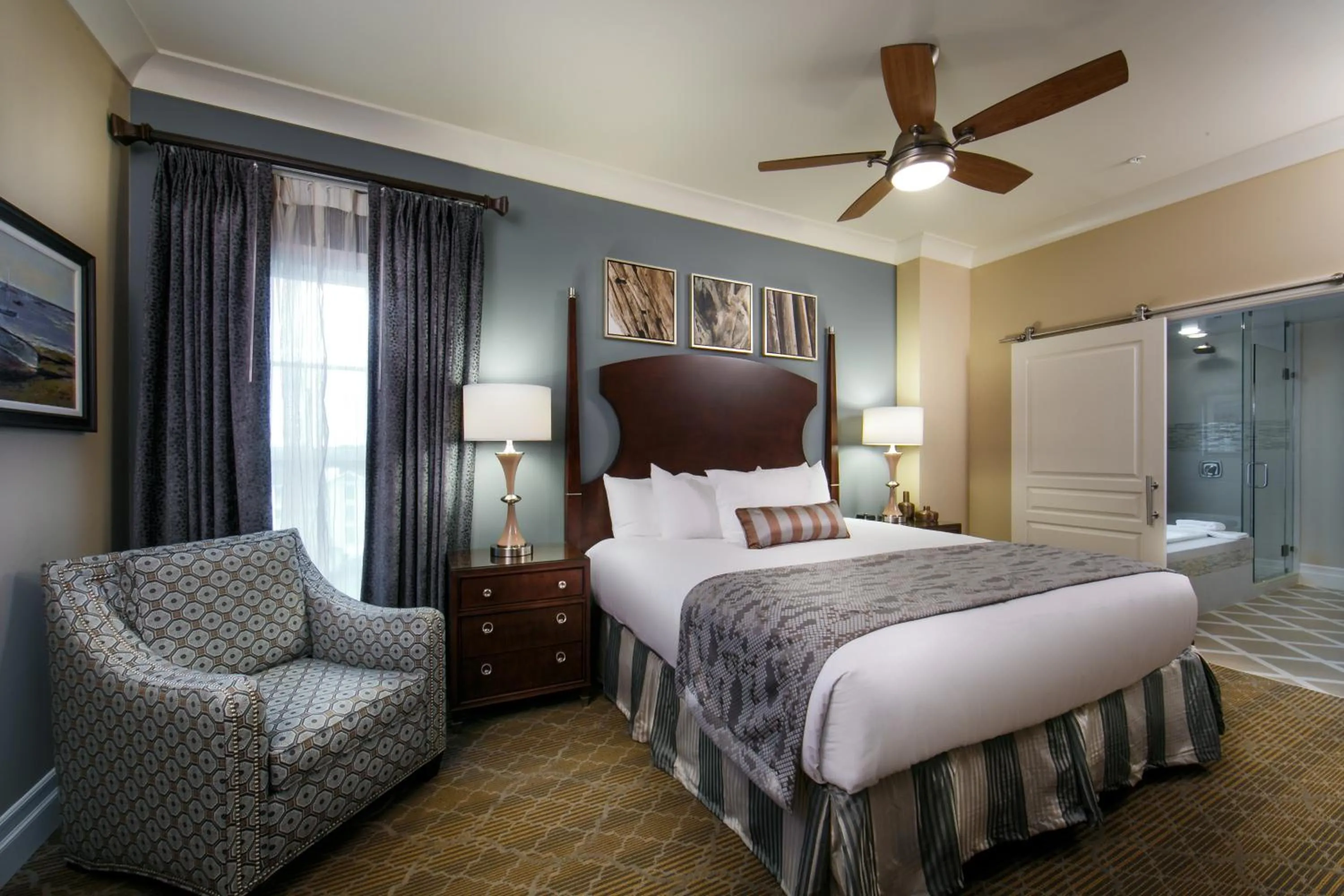 Photo of the whole room, Bed in Holiday Inn Club Vacations South Beach Resort