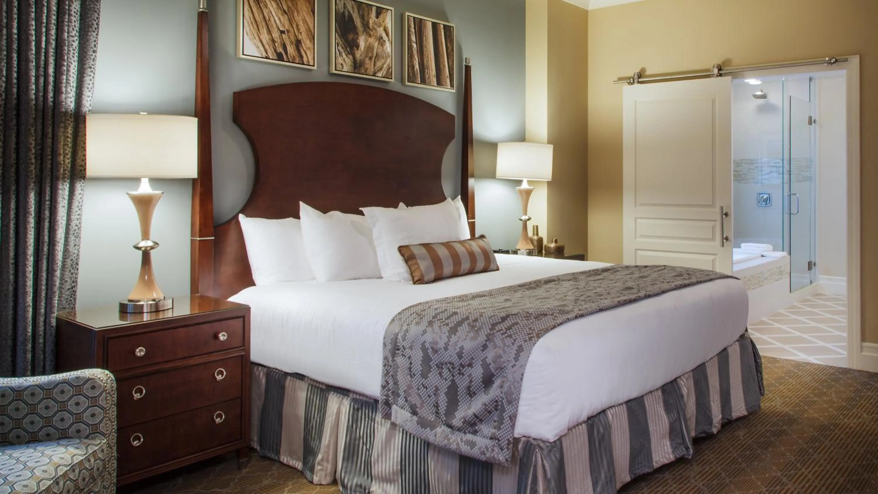 Photo of the whole room, Bed in Holiday Inn Club Vacations South Beach Resort