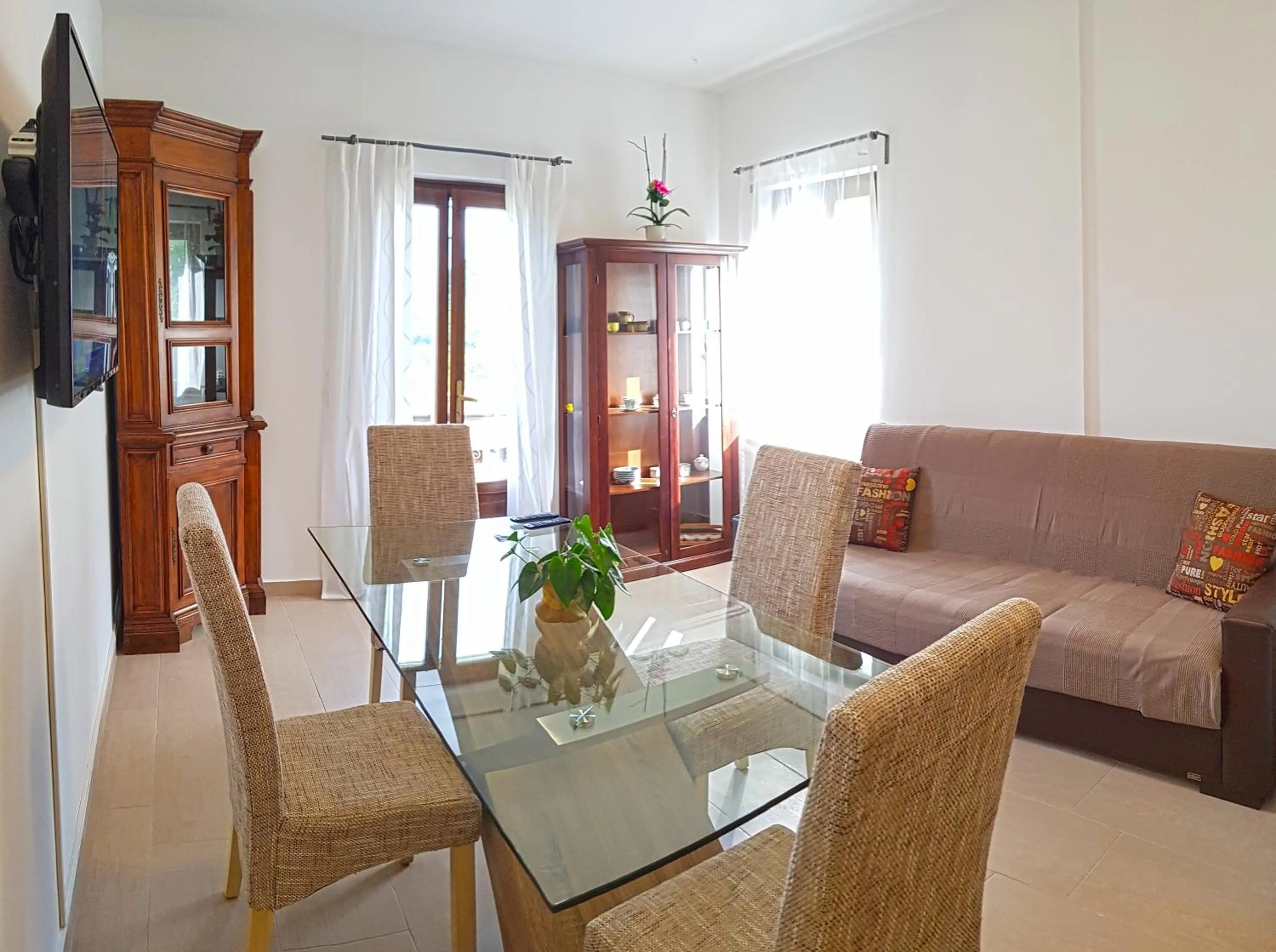 Living room in Casa Gina Garden and view by Gardadomusmea