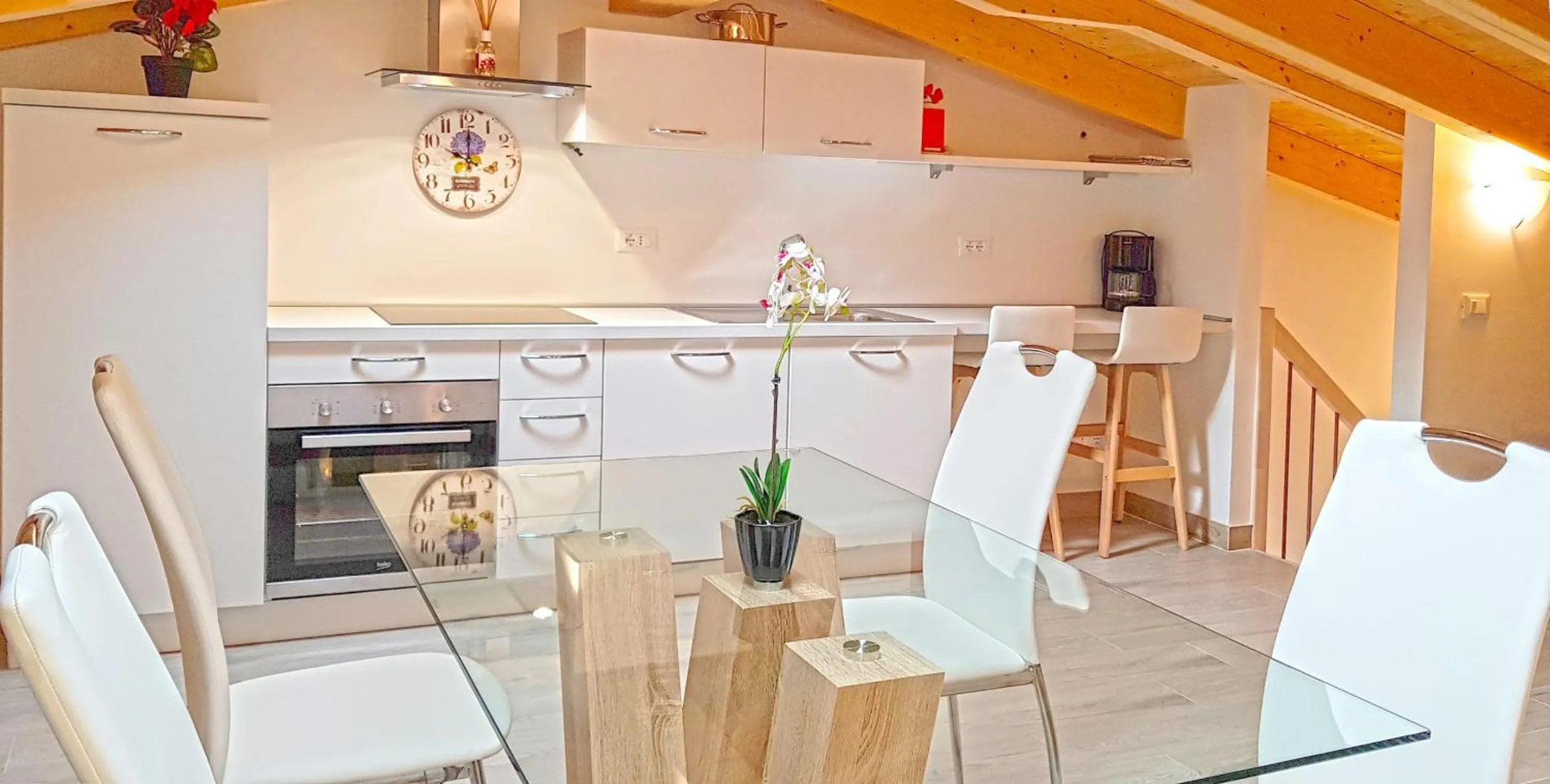 Kitchen or kitchenette in Casa Gina Garden and view by Gardadomusmea